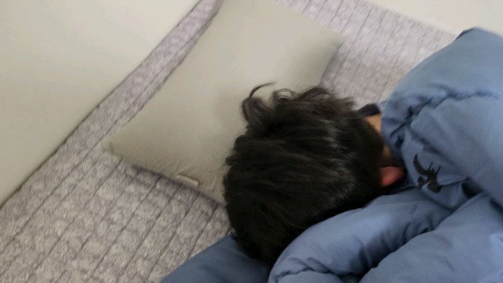 #협찬 

아빠랑 아들 베개 쟁탈전 
아들 승리! 😆😆

편백칩 들어있어  딱딱한거 아냐? 했는데
3d매쉬라 딱딱하지 않고  쿠션감이 좋네요? ㅎㅎ

집에서  편백수 수시로 뿌리는데
베개도 편백나무라 너무 좋으네!
산에 안가도 자면서 
피톤치드  뿜뿜~!

편백칩  양 많으니  높이조절해서 사용 가능 하고
베개커버, 매쉬커버,  면커버  3겹으로 커버 세탁도 편하고  편백나무는 씻어 말려 써도 되니 오랫동안 함께 할 수 있겠어요~!!

j.jun_pyeonbaek

#편백나무베개 #숙면베개 #제이준편백
#초딩베개 #초등베개
#피톤치드뿜뿜 
#베개추천