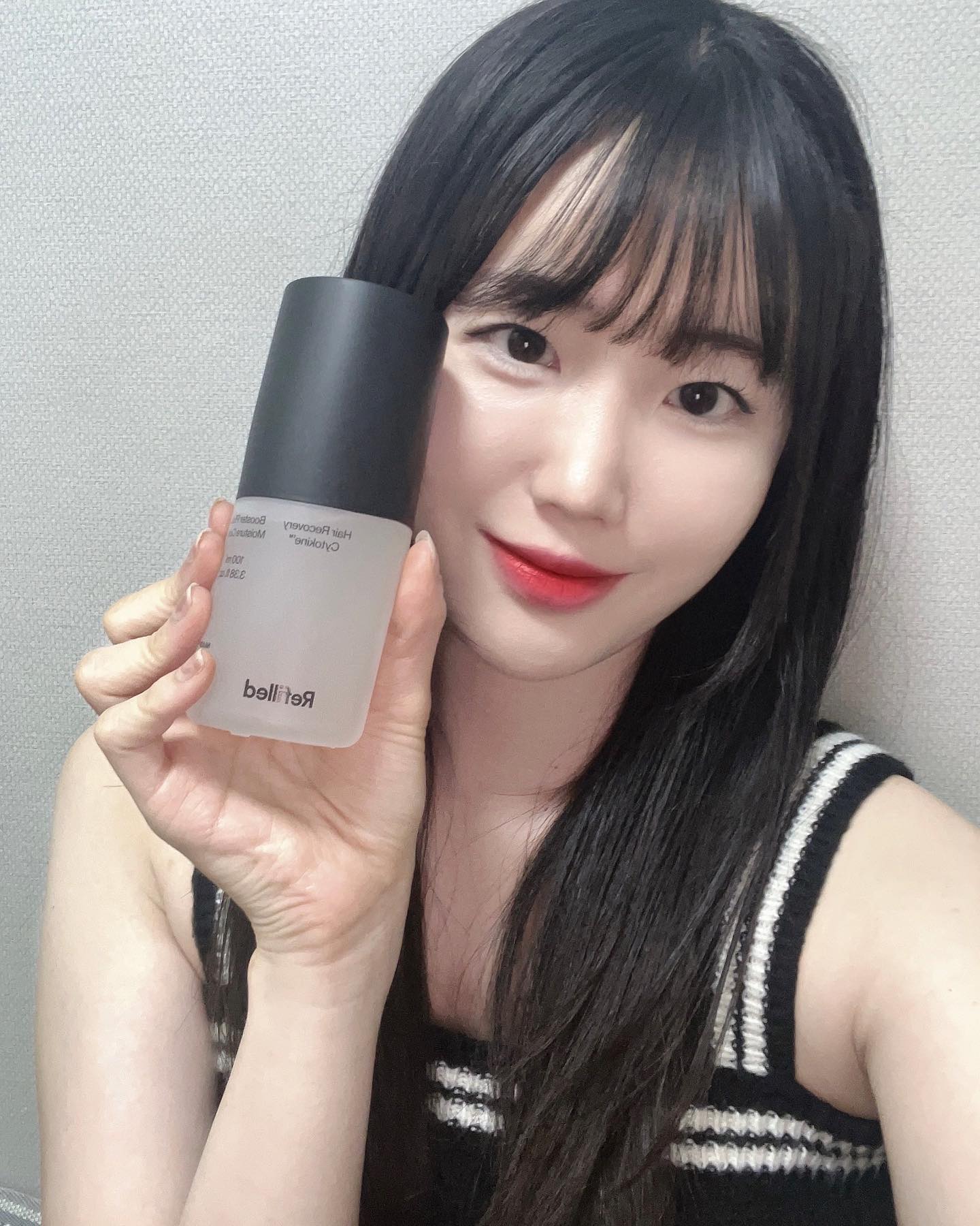 #협찬 리필드 헤어토닉은 환절기에 탈모 관리하기 좋은 두피 에센스에요👍🏻 탈모 증상 완화를 위해 개발되었으며, 두피 건강을 유지하고 모발 탈락을 개선하는데 도움이 됩니당!!!❤️‍🔥
여자분들 이라면 공감하실텐데 가르마 탈모가 현대인들이라면 다들 있는거아시죠ㅠㅠ 저도 최근에 그거때문에 스트레스를 받고있는데 이 제품 사용이후로 많이 개선되었어요🥰
주요 성분으로는 사이토카인이 들어있는데 사이토카인은 체내에 잠들어있는 모발 관련 인자를 깨워 건강한 두피 밸런스를 유지하고 모발 탈락을 완화하는 역할을 해요~!👏🏻
리필드 헤어토닉은 아침과 저녁에 간편하게 사용할 수 있으며, 샴푸 후 깨끗한 두피 상태에서 톡톡 두드려 준 후 드라이로 건조시키면 끝~! 사용법도 너무간단해서 편리해요 ㅎㅎ
유명한만큼 올영품절대란템, 헤어케어부문 올영1위 랍니다!
대박인건 ⭐️3월 28일 단 하루 오특 24,900원에 구입가능해요!!! 놓치시마시구 다들 얼른 달려가세요~!!! 
링크-> https://bit.ly/3Ptri18 
#리필드 #헤어토닉 #올리브영 #올영세일 #오특 #두피관리 #두피영양제 #두피홈케어