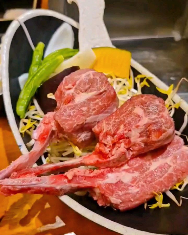 요즘들어 더 핫한  양고기 유독 양갈비는 금액이
높아서 부담이되서 외식으로는 가끔 먹게 되는데 120~130그람양갈비 1인분에 16000원  산본역근처
 가성비가 좋은양고기 맛집을 다녀왔어요🌿

프리미엄 호주산 생후 1년 미만 양고기 항공직송🙏
으로 고기 퀄리티도좋고 고기 자체도 두툼하고 굽기도👍
 꼼꼼히 잘 세심하고 맛나게 구워주셔서 편하게 먹을수 있었어요

고기 자체가 정말 신선하고 맛있고 다른곳보다 기름이적어 느끼함이없어서  그냥 맛봐도 좋고 하이볼과함께 특제 간장
소스에 고추 얹어 올려먹어도 조화가 좋았어요 😊

❣️북해도목장 산본점

산본동 1130-1

#양갈비 #산본특수부위 #북해도목장산본점
#산본고기집 #산본맛집 #산본양갈비 #양고기
#양특수부위 전문점 #산본데이트 #산본동양고기