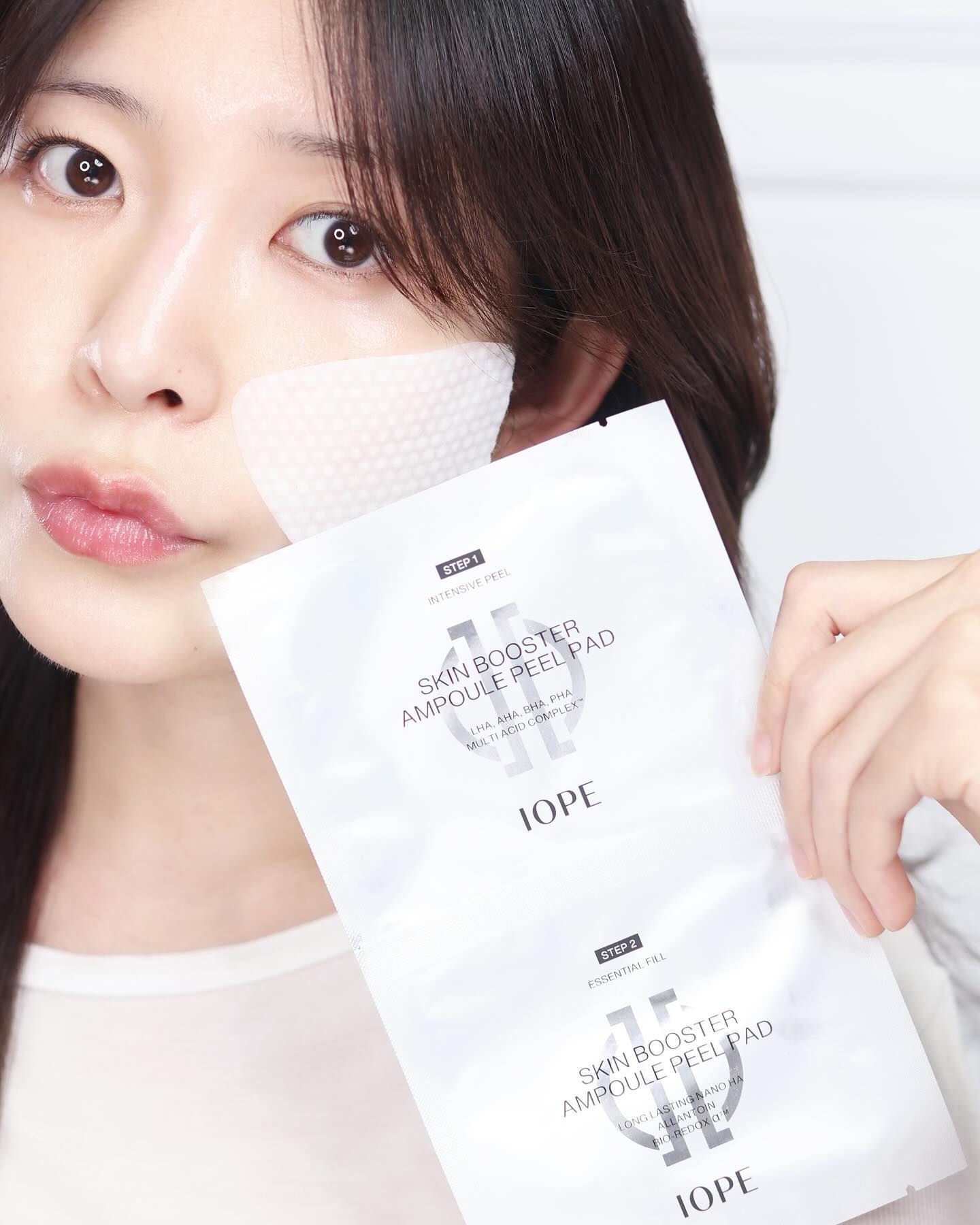 #광고 iope_official 

패드 두 장으로 피부전문기관에서 필링한듯한 효과를?! 
아이오페 스킨 부스터 앰플 필 패드면 가능 🧡

친한 뷰티 인플루언서 언니가 
아이오페에서 좋은 필링 제품이 있다고 해서 찾아보니까,
정말 4월 출시 이후 빠르게 입소문을 타고 있더라구요!

또 나만 몰랐지..! 바로 써봤더니 
왜 인기 있는 제품인지 알겠더라구요! 

1장 짜리 필링패드와 달리 
2-STEP 전문 필링 키트로 구성되어 있어서 
섬세한 필링으로 모공, 각질, 
피부 결광톤 관리까지 한 번에 가능하다니🙂‍↔️

사용법은 아주 간단하고 5분이면 필링 관리 가능했어요!

세안 후 마른 피부에 STEP1 PEEL 패드로 
피부를 깨끗하게 청소해주고,
5분 후 STEP2 FILL 패드로 비워진 피부에 
좋은 성분을 쏙쏙 채워주기만 하면 된답니다👀

STEP1 은 4세대 성분인 LHA와 AHAM BHA, PHA까지 4HA로 이루어진 멀티 액시드 성분 15% 함유로 모공 속 깊숙이 박힌 각질과 노폐물, 피지를 강력 클리어링해주고

STEP2 는 피부 보습 진정, 항산화 성분 가득 채운 앰플 케어로 피부 리셋/리뉴잉 효과를 얻을 수 있어요.

피부 전문 기관의 필링 관리용 붓을 본떠서 만든 세모모양의 패드는 얼굴의 넓은 부위를 닦아내고 뾰족한 부위로 코옆이나 블랙헤드, 화이트헤드 부위를 한번 더 터치하기 좋고요. 

넉넉한 에센스 양으로 촉촉하게 필링 후 스킨케어 마무리까지 
단 한 번 사용으로도 피부결이 매끈하게 정돈되어 
메이크업이 더 잘 받아요✨

꿀팁 하나 더 드리자면, 필 패드 사용 후 
다음 날 꼭 레티놀, 비타민C 등 
고효능 제품으로 스킨케어 해보세요! 

확실히 피부 컨디션이 다르니까
피부에 성분이 쏙쏙 들어가는 느낌이더라구요.

아니나 다를까 그 깐깐하다는 피부 실장들이 100% 만족한 제품!

다만, 필 패드도 고함량 제품이라 
당일이 아닌 다음날 레티놀, 비타민C 사용해주셔야 하구요🧐

당일 날 미용기기, 스크럽, 시술 등은 지양해주세요.
3일 한 번 혹은 일주일에 1~2에 사용해주시면 좋고,
낮/밤 모두 사용 가능하지만 낮 사용 시 자외선 차단제 필수~!

일주일에 5분만 투자하셔서
피부전문기관에서 관리 받은 듯한 필링 효과, 
홈케어로 간편하게 관리해보세요 🫶🏻

5/13~5/20 동안 
올리브영 아이오페 기획전이 진행된다고 하니,
이번 기회에 몇 세트 꼭 쟁여보시길,

스토리에 구매링크 올려두었으니 
빨리 가서 다양한 혜택과 사은품도 받아보세요🫶🏻❤️

#아이오페 #스킨부스터앰플필패드 #피부스케일링패드 #스킨부스터패드 #피부실장추천패드 #결광톤부스터 #아이오페필링패드 #필링패드 #얼굴각질제거 #블랙헤드제거 #올영세일 #올영필링패드