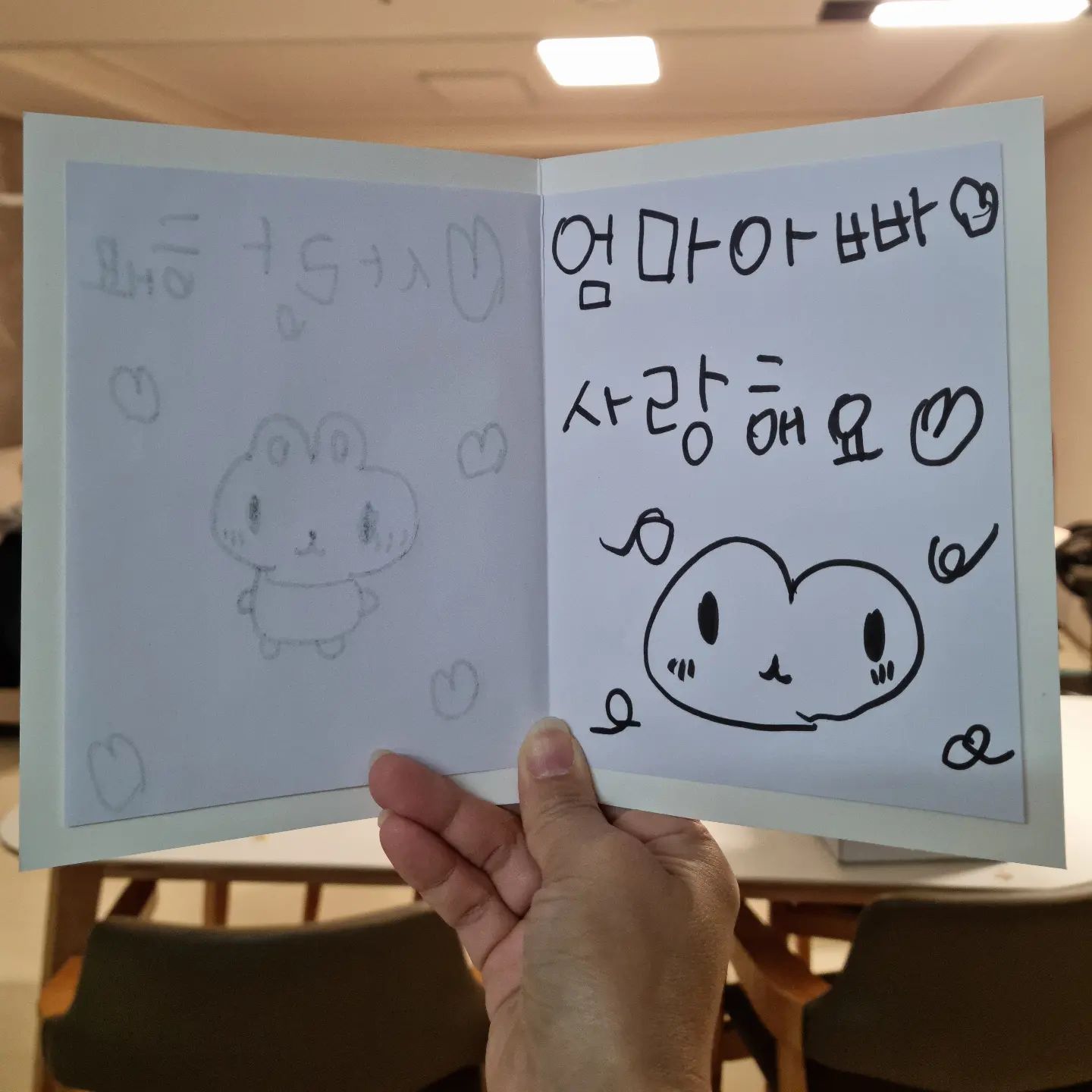 :: 편지

이제는 제법 글씨다운 글씨를 쓰는 둘째따님🥹

지렁이가 한글이 되어가는 과정^^ 

사랑한다고 매일 말해주는 그녀♡
늦게 퇴근하고가면 충전기 옆에 편지 놓고 자는 그녀♡

#매일 #반성하는 #엄마
#아이들에게 #배움