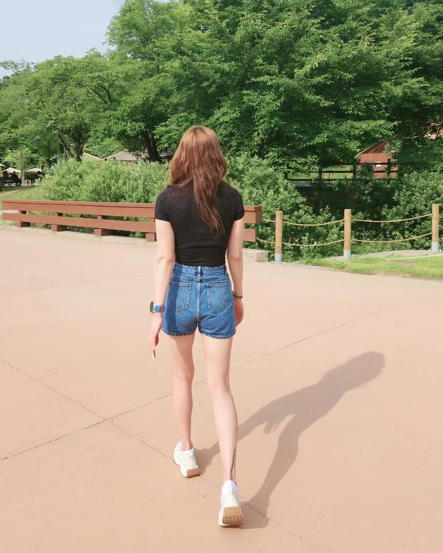 .
내가 이 직업을 아는 이유.

괴롭고 힘든 나날이 지속되었다.  지난주 무릎탈구에 파열이 있었고 수십년간 반복되는 연중행사 같은 이런 상황과 통증이 이번에는 정말 견디기 힘들었다. 무릎을 테잎으로 감으면서도 많이 울었다. 

내가 운동을 이 악물고 하는 이유...더이상 아프지 않기 위함이다. 

요즘 수영강사를 구하기가 어렵다보니 그냥 마스터즈 아줌마들이 라이프가드를 하고 수영강습을 하는 시대다. 
처음에는 현타가 많이 왔지만 이제는 그냥 그렇다. 아무렇지도 않다. 현실이 그러하기 때문이다. 

몸과 마음이 아프니 생각도 아파졌다. 내가 이 직업을 왜 하고 있나 라고 생각을 했었다. 그런데 오늘 아침내내 눈물을 쏟고 있다. 편지 한장에 말이다. 그리고 나는 그 나이많으신 회원님을 안고 울었다. 

감사함과 존경함과 많은 감정이 교차했다. 

감히 그 회원님이 건네주신 편지를 찍어 이곳에 올리며 다시 내 자신을 반성하며 내가 이 직업을 하는 이유는 이것이었지...라고 다시 마음을 다잡는다. 

그리고 제가 더 감사했습니다.