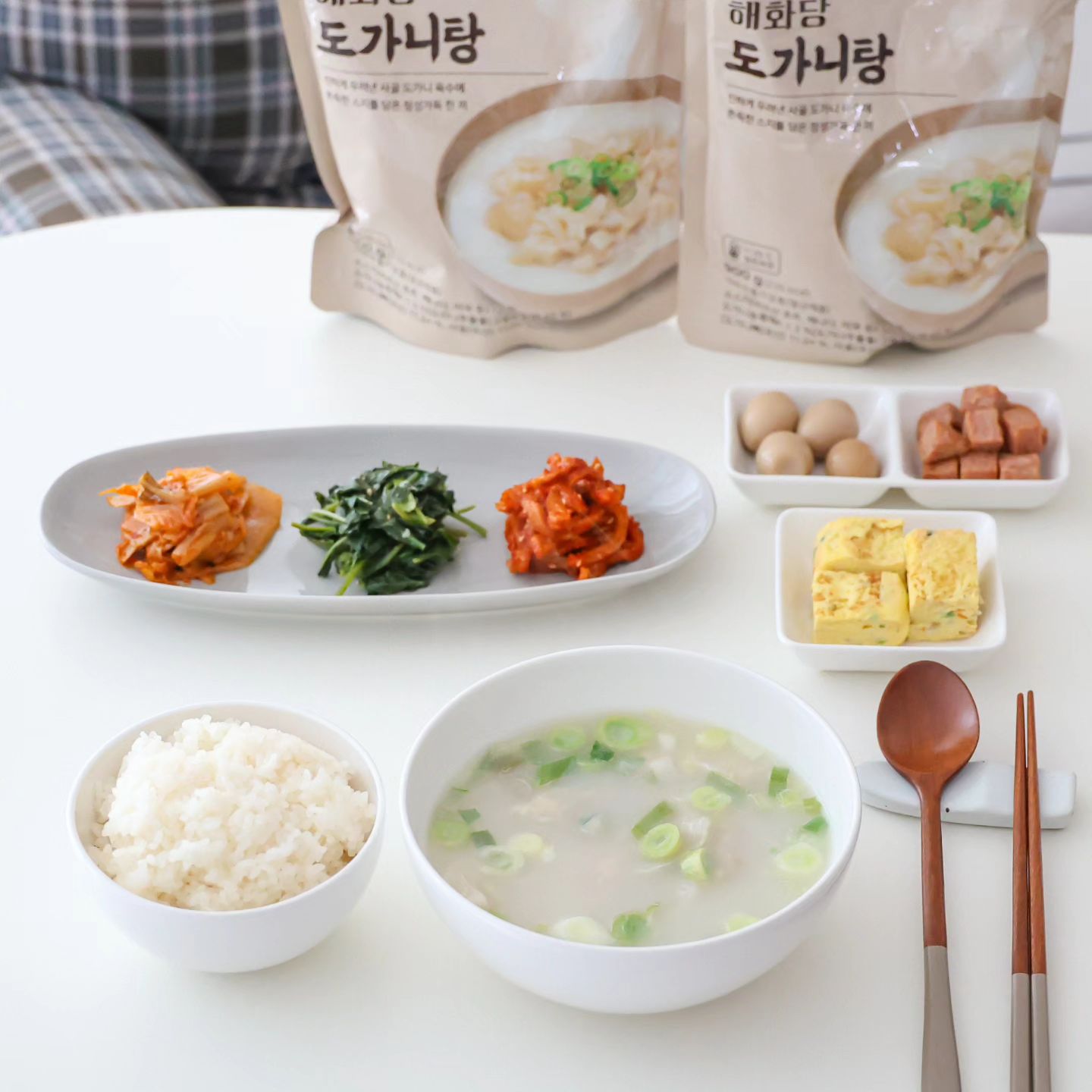 #협찬 haewhadang_official

추운날씨에 생각나는 건 뭐다!!?!
뜨끈 뽀얀~ 도가니탕❤️❤️❤️
도가니탕에 밥 말아서, 김치 똭~ 얹어 먹으면
이만한 보양식이 없다 싶어요^^

저는 퇴근해서 간편하게 바로 끓여먹는
해화당 도가니탕 사랑합니다!!
우리 이영자 언니가 선택한 간편 보양식!
해화당 도가니탕은 2~3인분으로 양도 많고
100% 앞다리 스지가 듬뿍!!!!
야들 탱글~ 쫄깃한 식감 최고예요~
뽀얀 육수에 진득하니 맛있네요^^

우리 인친님들도
뜨끈한 도가니탕 한그릇 하세요!🎵🎶

#해화당 #도가니탕 #이영자도가니탕
#해화당도가니탕 #도가니곰탕 #사골곰탕
#한우곰탕 #한우사골육수 #도가니전골
#스지전골 #간편보양식 #집밥
#홈쿡 #부모님선물 #설선물추천