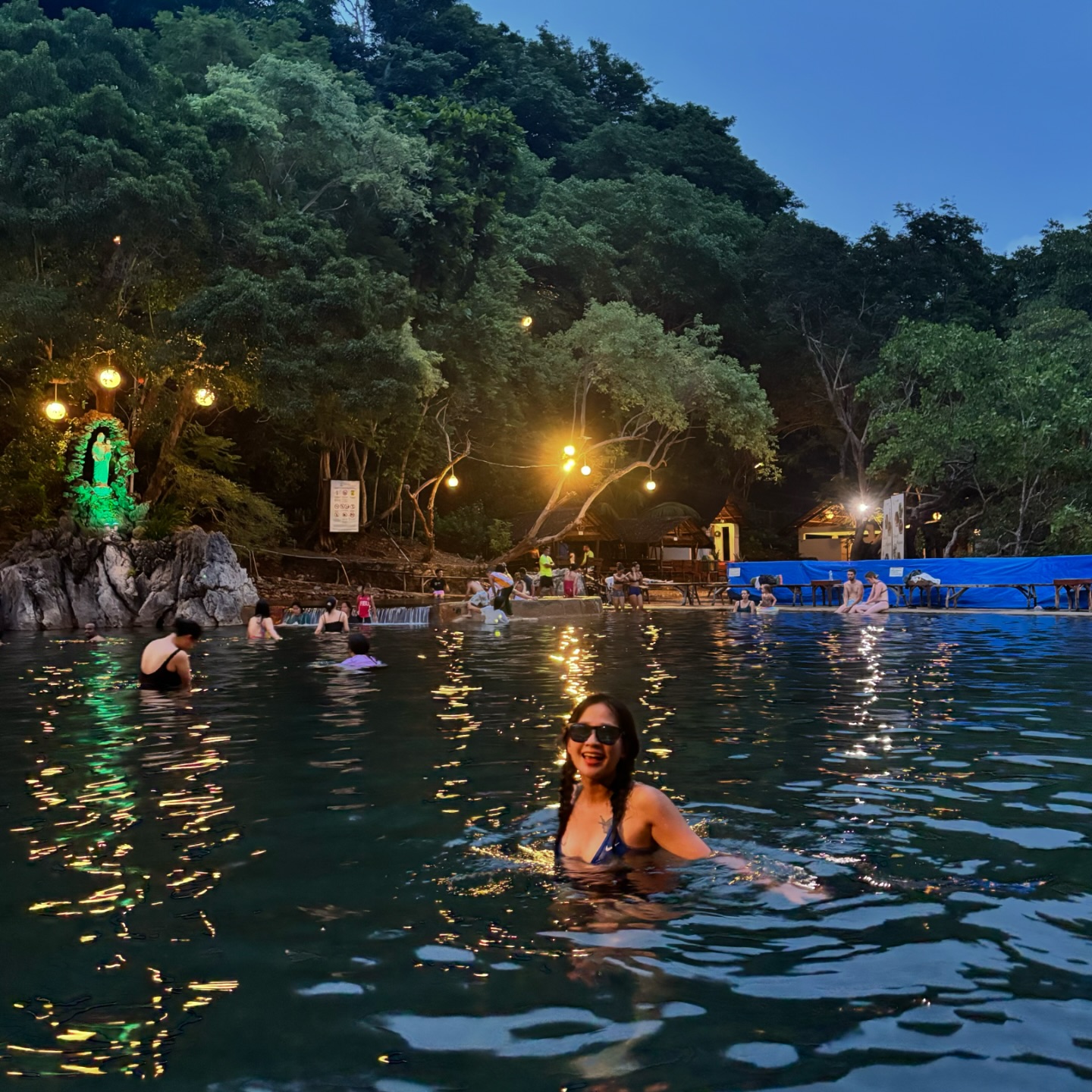 🐬코론 여행기🐬
5. 마퀴니 해수 온천(Maquinit Hot Spring)

코론 여행기만 넘 폭풍 업로드 중인데,,
너무 간 곳이 많아서,,,,,
아직 올릴게 많이 남았다는,,,🤔

코론 여행오면 절대 빼먹을 수 없눈 곳!!
♨️마퀴니 해수 온천♨️

코론 시내에서 툭툭이로 30분정도 
매우 상태안좋은 비포장도로 밑 산길을 지나서 
위치한 마퀴니 해수 온천! 
약 38도 정도되는 뜨끈한 바닷물 온천! 
해질 즈음 혹은 비오는날 가서 피로를 풀기에 넘나 딱좋음ㅋ

스쿠버 3깡 후 바닷물 짠내 범벅으로 
바로 마퀴니로 향했는데 피로 다 풀리고 넘나 짱이시다,,,♨️♨️
진짜 온갖 짠내 범벅으로 가서 온천 들어가는데
너무너무 개운하고 신났댜😍
.
.
.
#코론 #코론다이빙 #코론섬 #코론여행 #코론투어 
#마퀴니온천 #코론마퀴니온천 #여행 #여행스타그램
#프리다이빙 #프리다이버 #물질 #스노쿨링 #다이빙 #물놀이
#수영 #바다 #coron #coronpalawan #palawan #palawanphilippines #corondiving #diving #corondivers #freediving #freediver #divinglife #MaquinitHotSpring #coronmaquinithotspring