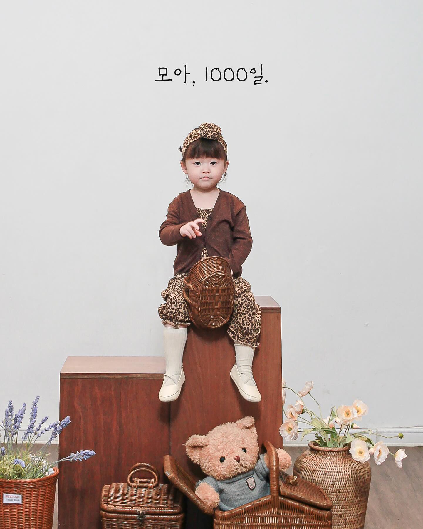 #1000
조금 지나서 올리는 모아 𝟷 𝟶 𝟶 𝟶 일 기념🎊 사진

보라도 6개월 입성기념으로 원+원🤎🤎

우리모아 어제는 엄마한테 엄청 혼났는데 
요즘 급성장해서 말을 너무 잘하게되서 말싸움짐..;
따박따박 다 말함 ㅋㅋㅋㅋㅋㅋㅋㅋㅋㅋㅋ꙼̈

보라보면 모아도 이랬었는데 언제 저렇게 컸지 싶고
모아보면  보라도 저렇게 크긴 클꺼니 하고 🥹

모아는 말을 엄청 안들었다가 엄청 잘들었다가 
보라도 잘잤다가 안짔다가 잘먹었다가 안먹었다가 
신랑도 잘했다가 못했다가 ㅋㅋㅋㅋㅋㅋㅋㅋㅋㅋ꙼̈

모아보라가 크는 만큼 엄빠가 같이 성장 못하는거같아서 매일 반성하고 후회하고
20살 될때까지 그럴껀지 평생그럴껀지 이게 부모인가 싶고 참 어려운 육아

둘째는 쉬울꺼라 자만했는데 그냥 첫애인거처럼 힘들고 어려움 ㅋㅋㅋㅋㅋㅋ꙼̈

아차차 모아 천일기념이지 !! 엄마가 주저리주저리 끄적였다 🙏🏻

울 애기 천일 축하해 !! 많이 안아프고 잘커줘서 너무너무 고마워🤍
(밥만 더 잘먹어주면 최고일꺼야 ㅋㅋㅋㅋㅋㅋㅋ꙼̈🤧)
.
.
.
#일기  #아기일상 #예쁜아기 #32개월 #32개월아기 #32개월딸 #육아 #육아기록 #육아고충 #육아공감 #파주맘 #다율동 #딸맘스타그램 #성장기록  #키즈모델 #아기모델 #아기인스타 #baby #daily #everydaywithmoa #베이비 #도치맘인스타그램 #딸 #딸바보 #딸둘맘 #자매맘 #천일 #1000일 #셀프사진관