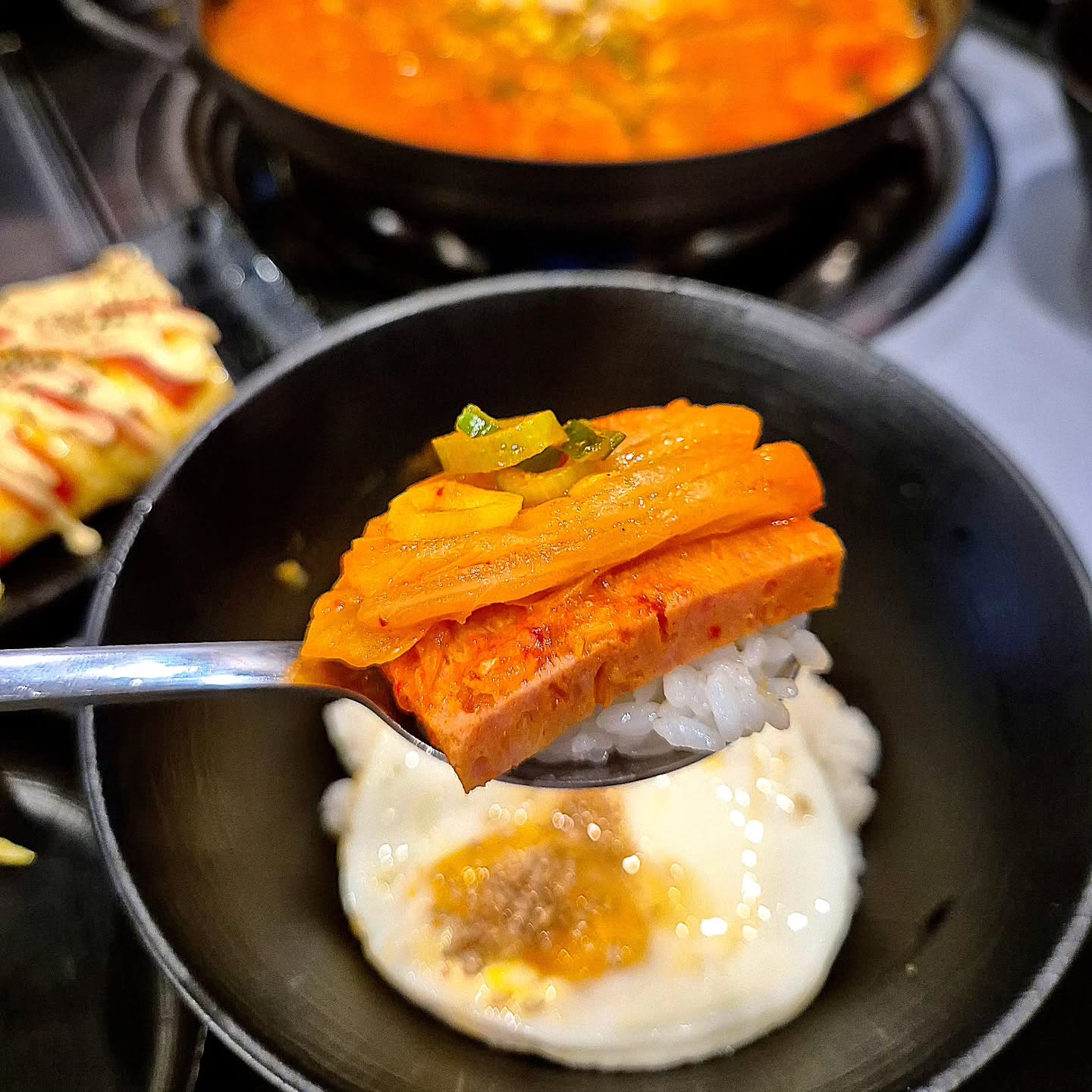 🥘[고기반햄반 김치찌개&김치찜]상봉본점🥘
🍏가성비 좋은 재료가득 김치찌개집
🍏위치:서울 중랑구 상봉로 76 1층
🍏메뉴
*김치찌개 세트-고기반햄반 (19,000)✨️
*소불고기 단품(8,500)✨️
*1인용 계란말이 (4,000)✨️

총평:★★★★★
(양이 엄청 많고 기본찬도 맛나서 단골 될듯👍🏻)

[이용 시간]
8:00 ~22:30 >영업시간
(목요일 정기휴무)
🚘 포장가능
🛵배달가능
🚘주차가능

🍏사장님이 너무 친절하시고 가게 안에 자리가 넉넉함.
 들어가자마자 반찬을 가득가득 주심!!

🍏김치찌개 안에 고기도 가득👍🏻 햄도 가득👍🏻 두부도 가득👍🏻

🍏소불고기는 촉촉하고 달달해서 김치찌개와 찰떡궁합!!

🍏계란말이 4천원인데 크기가 엄청 커서 놀람!

 #협찬 #고기반햄반김치찌개&김치찜상봉본점 #서울맛집 #서울데이트 #중랑구맛집 #중랑구술집 #중랑구데이트 #망우동맛집 #망우동술집 #망우동데이트 #망우역맛집 #망우역술집 #상봉맛집 #상봉술집 #상봉데이트 #jmt