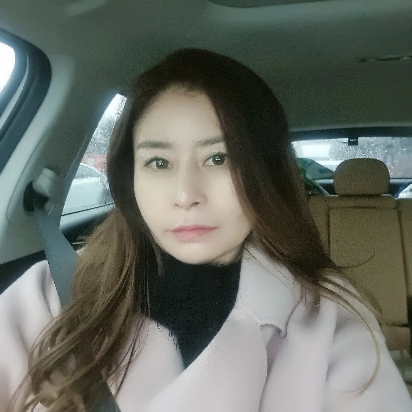셀카도 오랫만.
출근길 도로사정~~내맘같이 꽉 막힘😮‍💨
매일 두시간 막힌도로 출근하고 퇴근하고.
일상에 지쳐 아무것도 못하겠구.

그래도 내가 갈곳이 있음에 감사함을 느낌.
이렇게 또 하루 시작.
#출근지옥