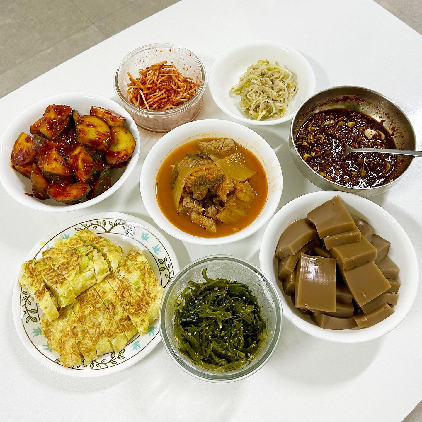 #연스타집밥

오늘은 있는 반찬에 후다닥만든
#돼지고기김치찌개#계란말이
#오이무침#도토리묵 까정 찹찹💛