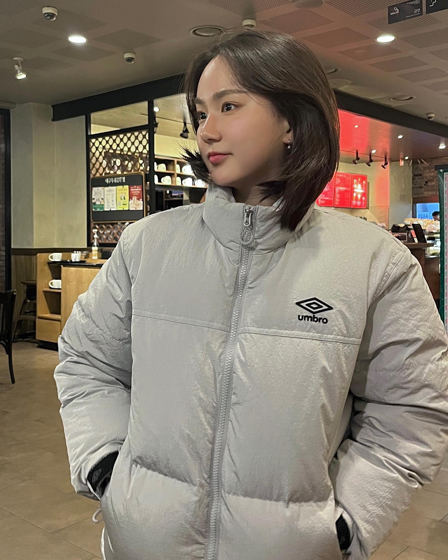#무신사체험단
⠀
내가 너무 좋아하는 바스락거리는 재질!
겉감이 흔하지 않은 패딩 소재라 소장 가치가 더 좋은 듯?
입을 때도 고려한 게 느껴지는 넥, 주머니가 벨로아 안감으로 보들보들해서 입자마자 따뜻하고 편안하게 느껴짐!
등판은 발열 안감이라서 보온성 너무 좋고 숏패딩인데도 불구하고 투웨이 지퍼로 활동감이 아주 쥬아~
옷도 가볍고 구스다운에다가 핏도 좋고 밑단 스트링으로 다양하게 스타일링하기 good!