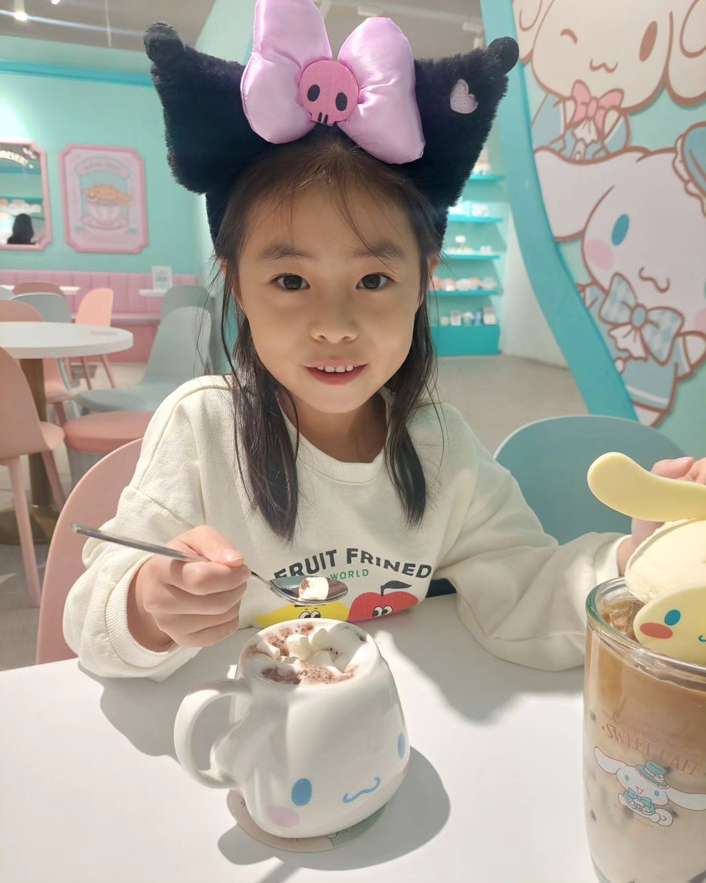 🎀 10.20 홍대
 
슈퍼토끼 슈퍼거북 뮤지컬은 4시지만
나간김에 여러군데 가보려고 일찍 나감

시나모롤 카페에서 데이트
알라딘 서점에서 책 구입& 뮤지컬 관람

하루 알차게 보내고 집에 오는길에
어떤게 가장 재미있었냐고 물어보니
✨️ 미니카 경주 대회 구경하기 ✨️ 라고ㅋㅋ

❤️ 나디나 같이 못가서 너무 아쉽다🤒

#시나모롤카페 #홍대 #홍대카페 
#슈퍼토끼 #슈퍼거북 #주말 #김롸스타그램