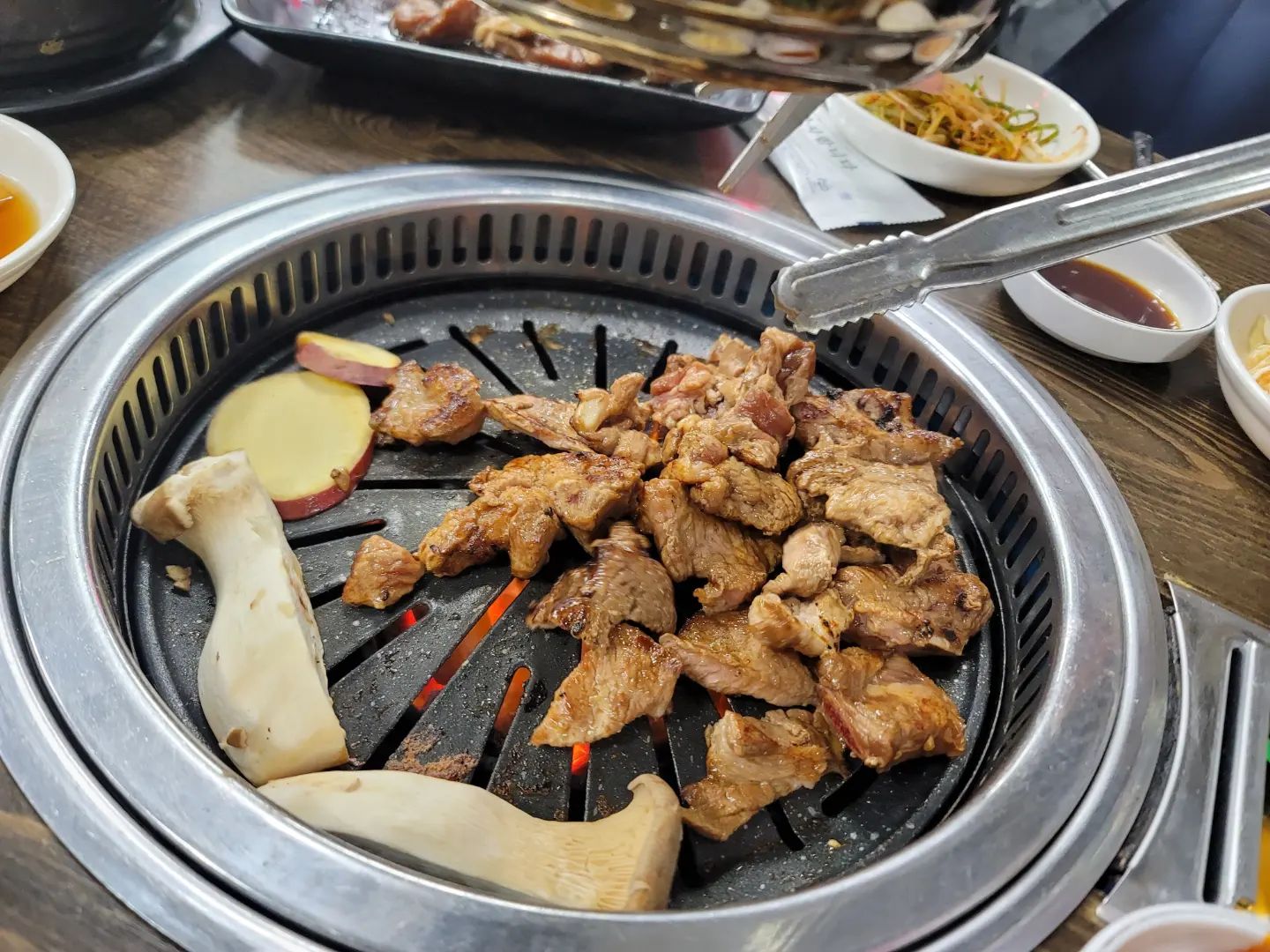 ⠀
비슷한 음식들로 특화된 음식 골목들이 있다
부산 초량 갈비골목도 그러하다
그렇게 아주 오랜 세월을 같이 그렇게 더불어 살아왔다
⠀
2023년 나도 비슷한 사람들과 그렇게 더불어 사랑하고 살고싶다
⠀
Happy New Year!
⠀
갈비
갈...갈등과 대립, 고통은 가고
비...비처럼 하늘에서 돈이 내리길
⠀
#초량갈비골목 #초량갈비 #부광숯불갈비 #초량맛집 #초량돼지갈비
⠀