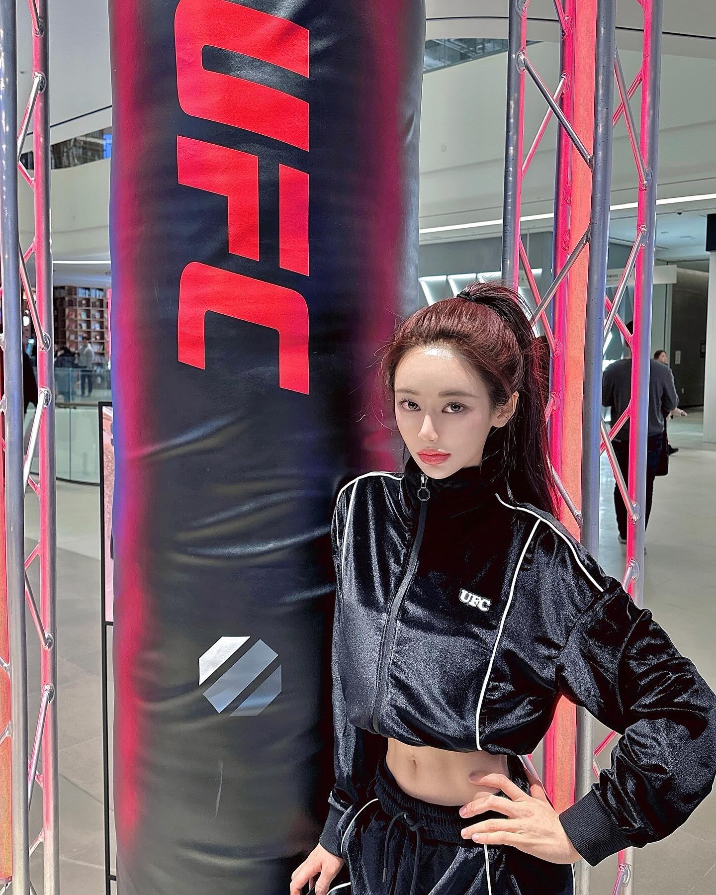 #광고 ufcsport_korea 

수원 스타필드 오픈일에 맞춰 
스타필드 수원점 [UFC 스포츠] 방문🎉

UFC스포츠라고 해서 기능성(?)스포츠웨어들을
생각하고 갔는데 힙한 스트릿웨어부터 
데일리룩으로 입을 수 있는 예쁜 제품들 가득🫢🩷

그 중 딱 눈에 들어 온 ’불가항력‘후드티는 
헤비쮸리 탄탄한 핏감, 넉넉한 오버핏의 스트릿 캐주얼 무드를
가지고 있는 베스트 제품이래요🥇
사진 속 저처럼 커플템으로 맞춰도 찰떡🫶🏻

[UFC스포츠] 스타필드수원점 이벤트도 꼭 참여하기‼️

 ✨오픈 EVENT 01✨
 - 금액별 사은품 증정
 1. 7만원 이상 구매시 양말 증정 + 오프라인 전용 20% 할인 쿠폰 증정
 2. 15만원 이상 구매시 넥워머 증정
 3. 25만원 이상 구매시 트래블백 증정
 
✨오픈 EVENT 02✨
 - UFC 피지컬 머슬핏 2PACK 할인 (수량 및 기간 한정) 
 - 기간 : 2024.01.26 ~ 02.12

 ✨오픈 EVENT 03✨
 - 화서 스타필드 단독 선발매 제품 할인 (기간 한정)
 - 기간 : 2024.01.26 ~ 02.12 ※ 매장 상황에 따라 조기 종료될 수 있습니다.

#ufc #ufcsport #ufc스포츠 #ufc스타필드 #ufc스타필드수원
#스타필드수원 #후드티 #패션 #fashion #ootd #오오티디 #데일리룩 #커플룩 #스포츠패션 #스포츠웨어 #스포츠브랜드