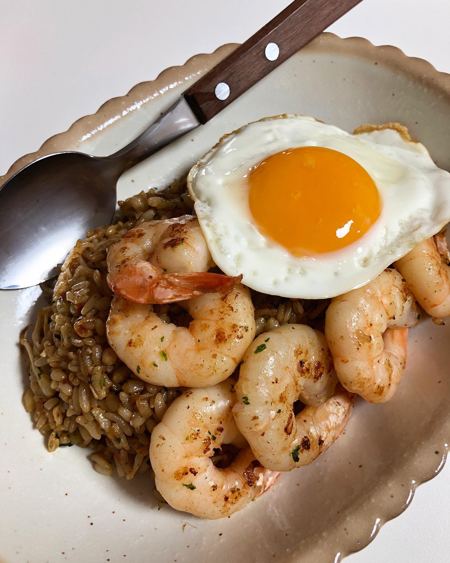 새우 듬뿍 나시고랭 👩🏻‍🍳

이번엔 더미식 귀리쌀밥으로 나시고랭 만들어 봤어요!  톡톡 터지는 식감이 너무 좋아서 강된장 비빔밥 해먹고 싶은 귀리밥🤭

냉동실에 언제나 대기중인 새우 넣고, 양념 레시피는 유튜브 숏시피 참고했어요! + 냉파하려구 레시피에 없던 팽이버섯도 넣었는데 완전 잘어울려요👍🏻
 
운동하고와서 완전 허기진채로 만들고 사진찍고 흡입까지 정신없이😵 이제 치울일만 남았어요🫠

#더미식 #더미식밥 #더미식밥물리에2기 #즉석밥 #숏시피 #나시고랭 #한그릇요리 #귀리밥

 ¨̮