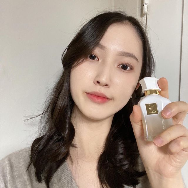 김서현 on Instagram: "#광고 #셀마르 <셀마르 오 드 뚜왈렛 프리미에 아무르> - 저는 평소에 향이 센 향수를 안좋아하고 지속력이 오래가는 향수를 좋아하는데 이 향수는 고급지면서