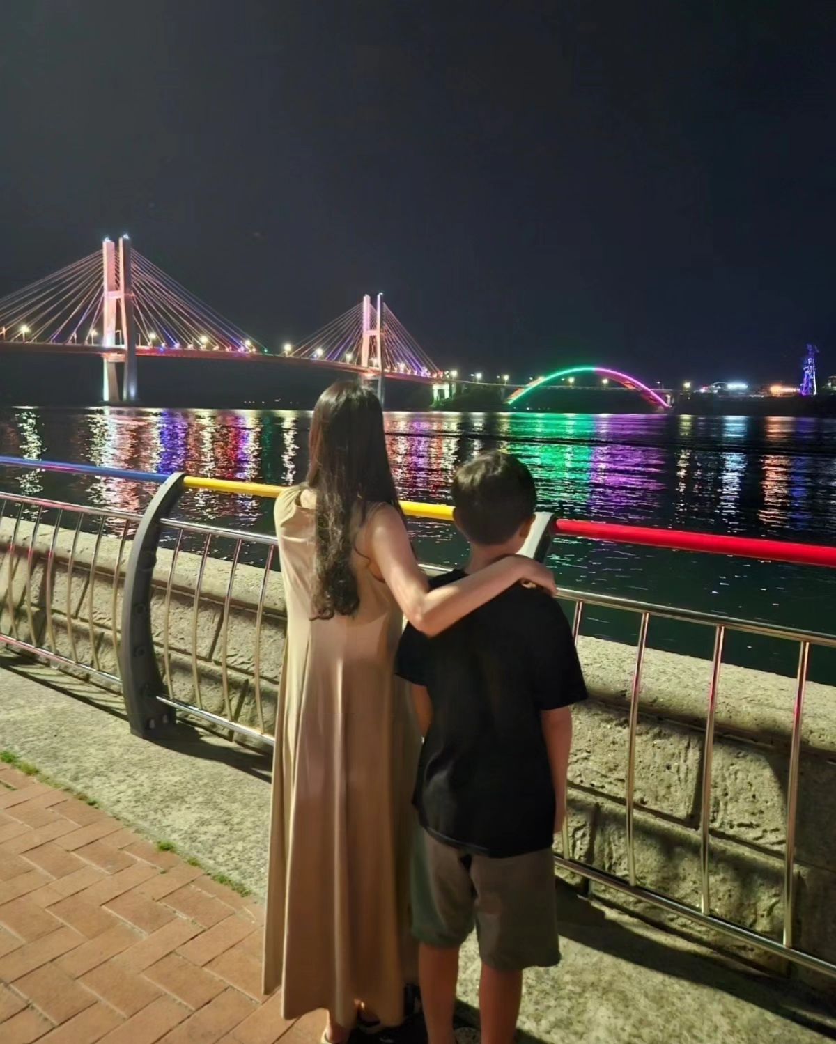 #여행일기 
낮에 보는 바다도 예쁘지만 밤에 보는 바다는 그만의 매력이 있는 것 같다. 밤바다뿐 아니라  빛나는 야경이 더해져 더욱 분위기가 뿜뿜✨️