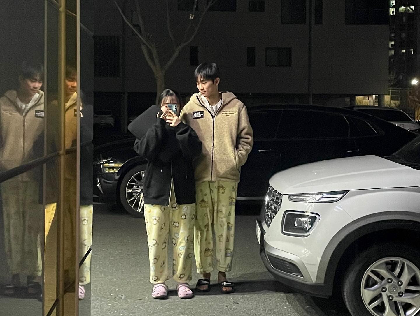 어젯밤에 갑자기 스무디가 땡겨서 산책겸 나갔다왔었어요~
매일 눈여겨보던 카페에서 코난을 볼 생각이였는데 어제는 왜인지 만석인거에요..!!! 지나갈때마다 봤을땐 맨날 사람없었는데ㅠ
그래서 여기저기 돌아다니다가 결국 동네 빵집에서 사먹었어요 그런데 새로발견한 스무디 맛집👍👍 별백만개 드립니당🫶🏻

#수건커플💚#산책#카페#명탐정코난#데이트#맞팔#선팔#맨날축구게임#커플스타그램#커플맞팔#일상스타스램#어제