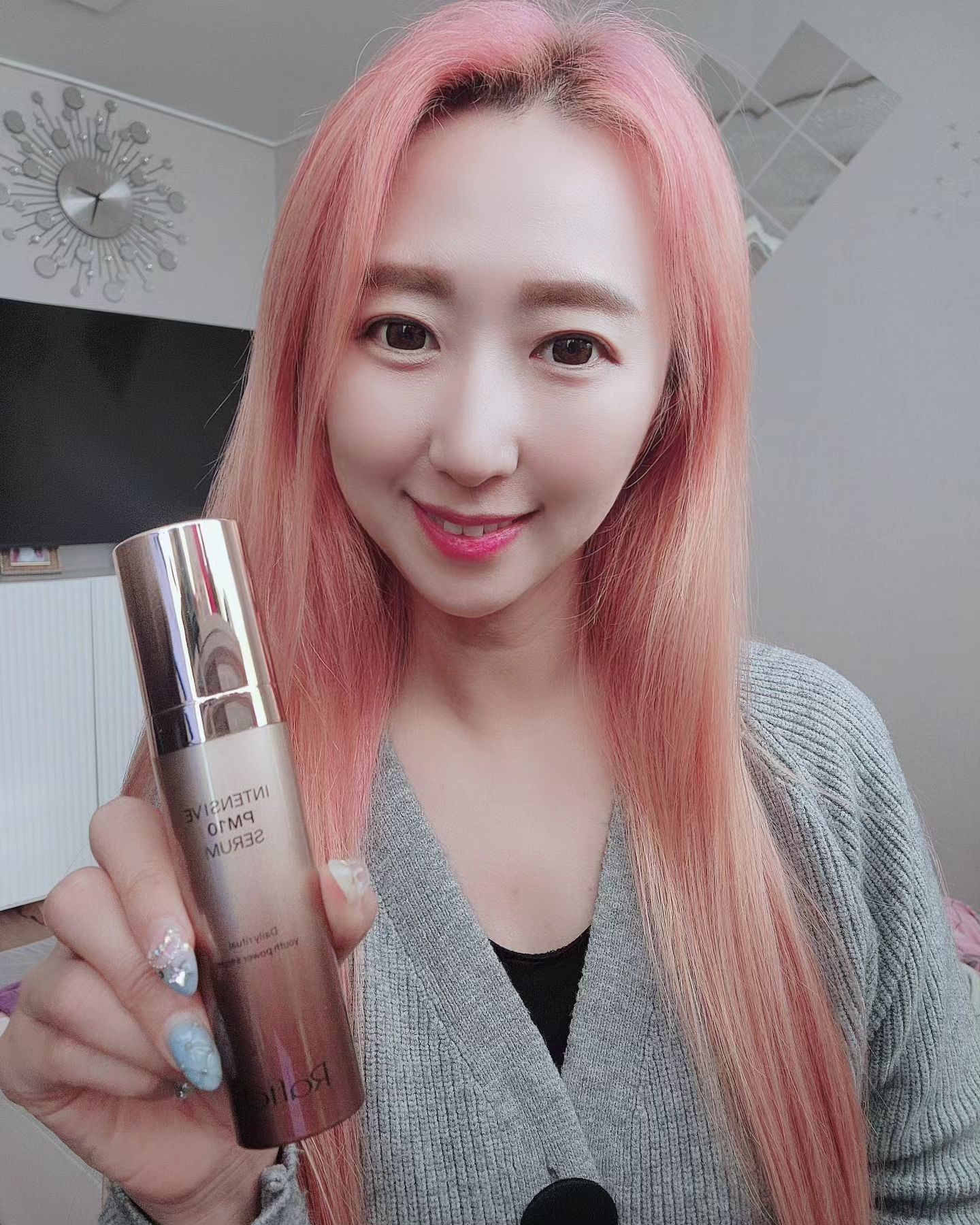 #협찬 라프텔] 인텐시브 pm10세럼

🙋‍♀️피부장벽을 케어해 자생력을 
  키워주는 "라프텔"

식물성 비건 아미노산과 다중 히알루론산 함유!!
민감해진 피부를 빠르게 진정 회복하는데 도움을 주고 잡티안녕~~^_______^ 깨끗한 피부를 위한 미백케어까지..
뿐만아니라 속보습,겉보습 수분케어에 탄력강화&주름개선에 도움을 주는
세럼 이랍니다~대박이쥬~~👍👍👍
제나이대라면 더 ~무조건 써야 될 세럼같아요~😉
발림성 너무 좋고 겉돌지 않고 흡수력 굿!!
피부가 촉촉 향까지 좋더라구요~💜💜

🎈저녁세안후 토너다음단계에 발라주면 된다요~~

✔️피부 무자극 테스트 완료
raftel_cosmetic
.
#안선영세럼 #나이트세럼 #라프텔 #라프텔코스메틱 #얼리안티에이징브랜드 #안티에이징세럼 
#안티에이징세럼추천 #세럼추천 #스킨케어 #피부관리 #비건아미노산 #모링가아미노산 
#단백질세럼 #피부탄력개선
