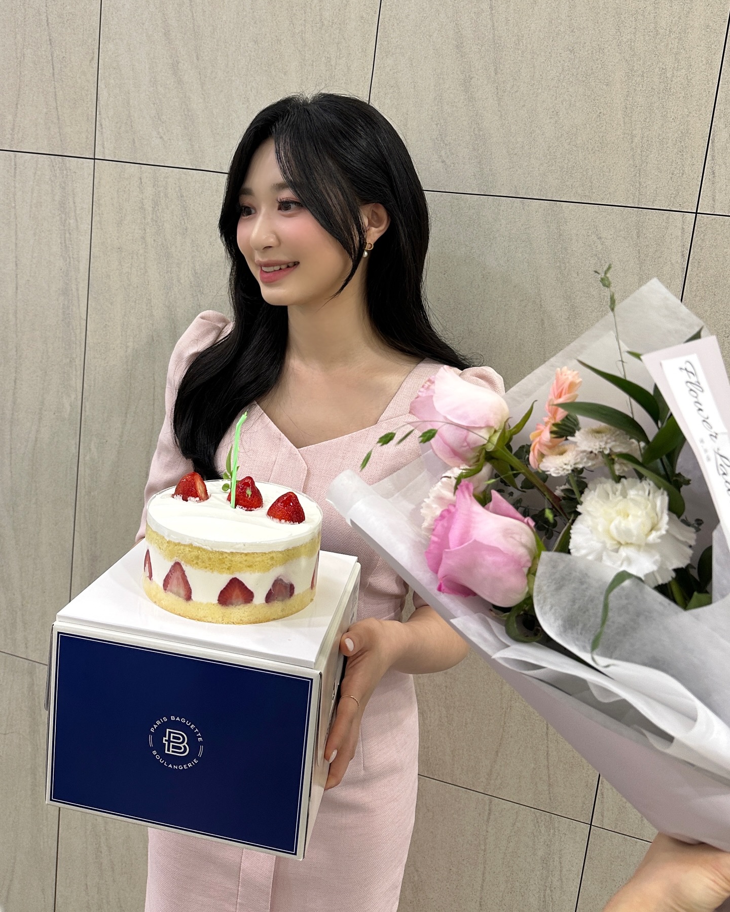 ⠀
2022년 2월 8일, MTN머니투데이방송으로 이직.
2월 11일 <출발! 성공투자>의 첫 방송 투입으로부터
약 2년 6개월이 흘렀네요. 유난히 올해는 시간이 참 빨리 가네요.
당시 26살이었던 제게 아침방송의 메인인 <투자뉴스7> 자리는
굉장히 큰 부담이었습니다. 전임자셨던 대선배의 큰 자리를
어떻게 채워가야할까, 나는 어떤걸 보여줄 수 있을까 많이 고민했습니다. 아나운서 준비를 시작했던 2019년부터 방송을 하던 2022년쯤까지도 제 색깔을 못 찾고 헤맸습니다. 그런 제게 A부터 Z까지 모든 걸 직접해야했던 브리핑, 많은 전문가분들과 함께한 어드방송과 시공10 잠금해제는 숨겨져있던 제 가능성을 발견하는데 큰 도움이 됐습니다.
⠀
이제는 내가 과거에 어떤 마음으로 방송에 임했는지, 현재는 어떤 목표를 꿈꾸며 살아가는지, 이 다음엔 또 어떤 진행자가 되고 싶은지 아주 명확히는 아니더라도 어느 정도 말할 수 있게됐네요. 제 분야에서 가장 욕심도 많고 프로페셔널한 사람이고 싶습니다. 함께 방송을 만들어가는 사람들과 최고의 파트너가 되고싶고 시청자에게도 기억에 오래 남는 진행자이고 싶습니다.
⠀
어떻게 보면 퇴사도 아닌데 너무 별난가하는 생각도 가졌지만, 전혀 예상 못했던 시기에 저 역시 7월을 얼마 남겨두지 않은 시점에서 오후의 메인 자리를 맡게됐고 오전방송과 오후방송을 함께 잘하고 싶고 그 어디에도 폐를 끼치고 싶지 않다는 마음이 컸던 것 같아요. 7월 한 달은 그냥 죽었다 생각하고 일만 하고 남는 시간에도 일만하고 집에오면 운동을 가고 그렇게 보냈습니다. 그동안은 신체적, 정신적 소모가 크다보니 저를 찾는 연락에 대한 부담도 너무 커서 관계에 있어 회피하는 부분도 없지 않아 있어어요. 그럼에도 저를 이해하고 배려하고 기다려주신 분들 모두 감사드립니다. 8월은 일과 건강, 모든 면에서 밸런스를 잘 지켜보도록 할게요.
⠀
MTN에서는 2년 반이지만 방송을 시작한 2019년 이래로
거의 새벽, 밤 가리지 않고 일했기에 햇수로 6년 정도 저녁없는 삶, 늦잠 없는 삶을 살았네요. 가장 사랑하는 사람들이 저를 챙겨주느라 고생을 많이 했던 걸 생각하면 고맙고 미안한 마음이 큽니다. 그리고 늘 저를 예쁘게 만들어주신 우리 분장실 선생님들, 늘 저를 예뻐해주신 오전팀 제작진분들과 선배들, 변함없이 예쁘다 해주시는 시청자분들까지 모두에게 감사의 인사를 드립니다.
⠀
다음주부터는 새로운 몸과 마음으로 오후방송 <성공! 마감전략>을 통해서 인사드리겠습니다. 7월부터 이미 열심히 달려왔지만 본격 홀로서기! 많은 관심과 응원 부탁드릴게요! ☺️🙏🏻🤍