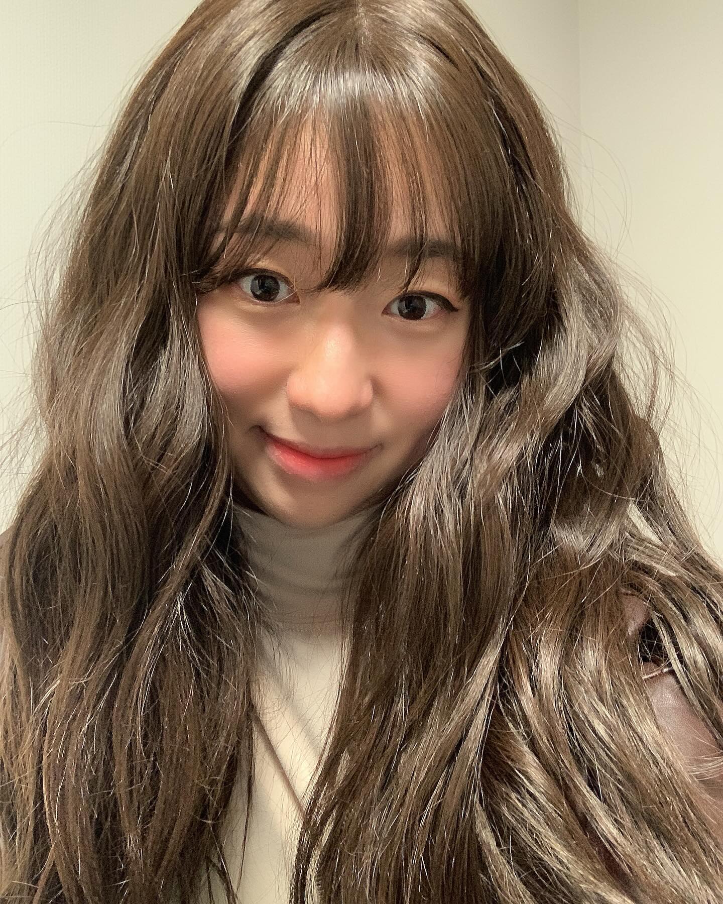 #협찬

클립스 수제통가발 애쉴리 초코브라운 🤎🤍

신제품으로 1월말 공식몰에서 정식판매 시작해용
통가발 러버인 조말롱이 먼저 만니본 애쉴리는요
수제 가발로서 다른 일반 가발과는 퀄리티가 확연히 다른 
완전 찰랑찰랑 거리며 내 머릿결보다 더 보드라운 통가발이에여 
⭐️특히 통가발 구입 시 가장 먼저 정수리,앞머리 부분의 자연스러움과 안정적인 밀착감이 중요한대
완전 내 머리카락 같이 자연스럽고 무게감은 전혀 없어서
강추 드리는 바입니다 🎁💝

이제 주말 즐기러 가볼까나나나앗!

 #클립스 #헤어스타일 #가발 #수제가발 #패션가발 #여자가발 #클립스가발 #신제품