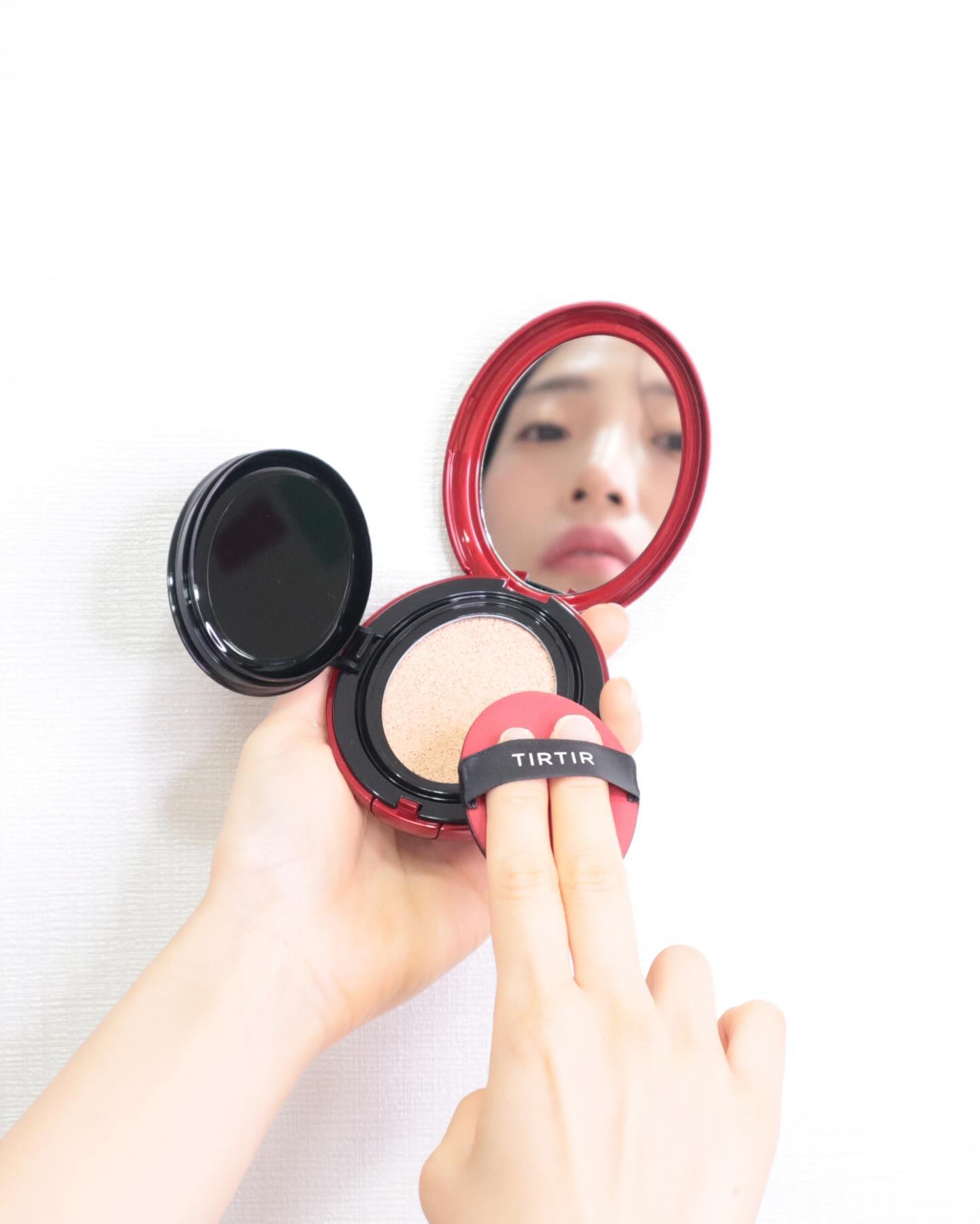 #광고 뷰티행사장 가거나 or 메이크업이 오래 유지되어야 하는 날이면 저는 수정메이크업에 최대한 손이 가지 않는 티르티르 쿠션을 사용해요.

18개월만에 1,180만개 누적판매 될 만큼 핫한 레드쿠션은,
일본 최대 댓글사이트 1위/ 큐텐1위/ 라쿠텐 1위/아마존 1위까지
뜨거운 반응을🔥 일으키고 있어요.

레드쿠션 써보면 피부 본연의 광은 쥭이지 않고 얇고 촘촘하게 커버되서 피부가 깨끗해보이는 효과✨ 72시간 커버지속력 덕분에 수정메이크업 생각이 안나요. 예뻐보이는 피부표현을 위한 슘쉬는 커버 & 지속력 & 피부본연의 결광을 살려주니 사진빨 잘받는거 말모❕
보통 행사장 도착하면 수정메이크업 하기 바쁜데 티르티르 레드쿠션 바른날은 입술만 손보면 끝! 

로와제이tip) 레드쿠션은 소량으로도 커버가 잘 되기 때문에 퍼프 전체 절대 묻히지 말고 손끝 한마디만 살포시 눌러서 얼굴 전체 펴바르세요. 그 뒤 잡티부분 & 모공부분만 한번 더 터치하면 훨씬 예쁘게 표현 가능해요.

지속력➕커버력➕매끈한결 표현 원한다면 써보시길~

 

#티르티르 #TIRTIR #티르티르쿠션 #레드쿠션 #4초쿠션 #무결점쿠션 #쿠션추천