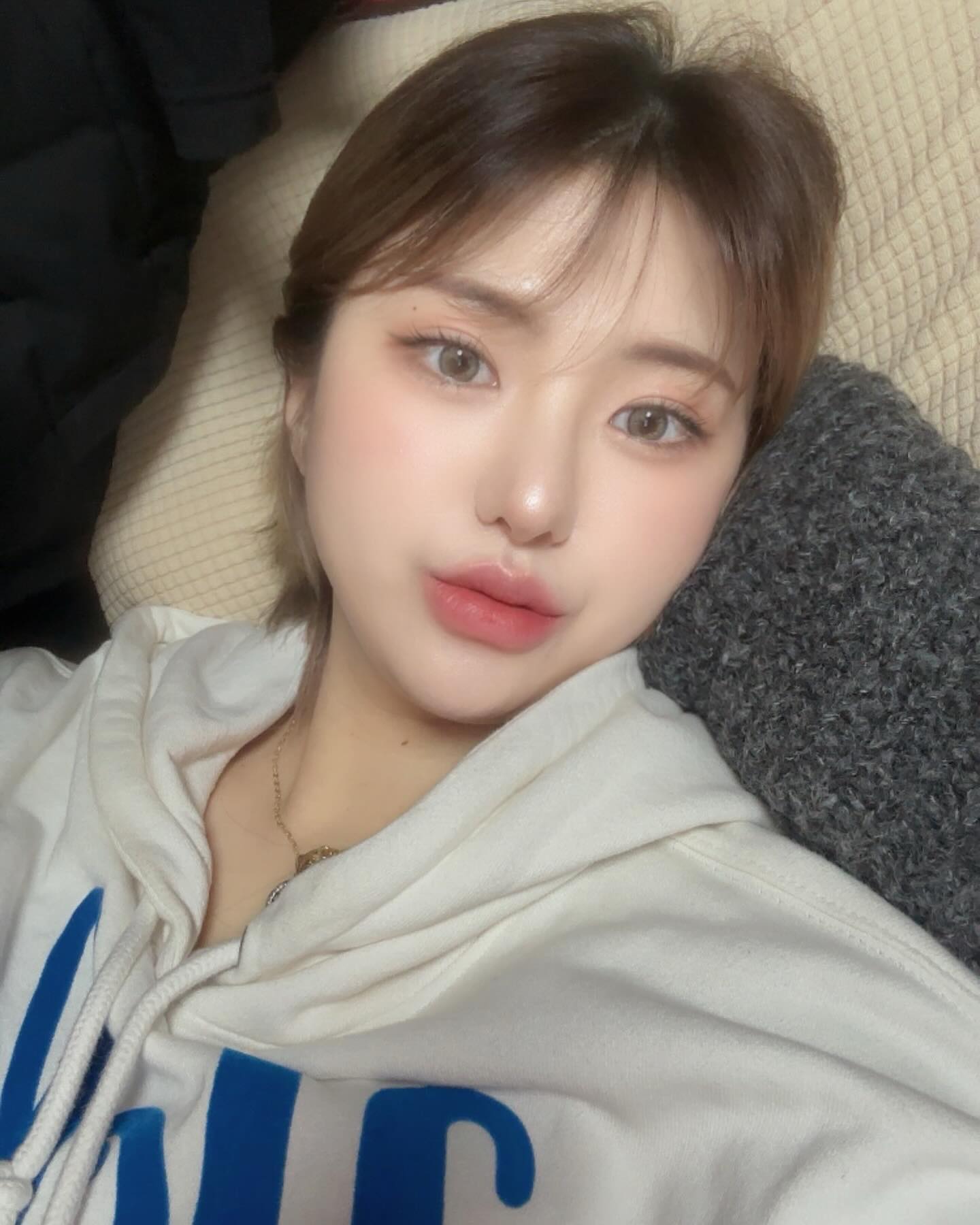 막둥이가 처음으로 화장도 해주고 사진도 찍어줌 💗
 -해주면서 본인이 더 좋아한건 안 비밀🤫
(누리끼리한 색 쓴다고 난리침 ,,핑크로 써볼께,,)