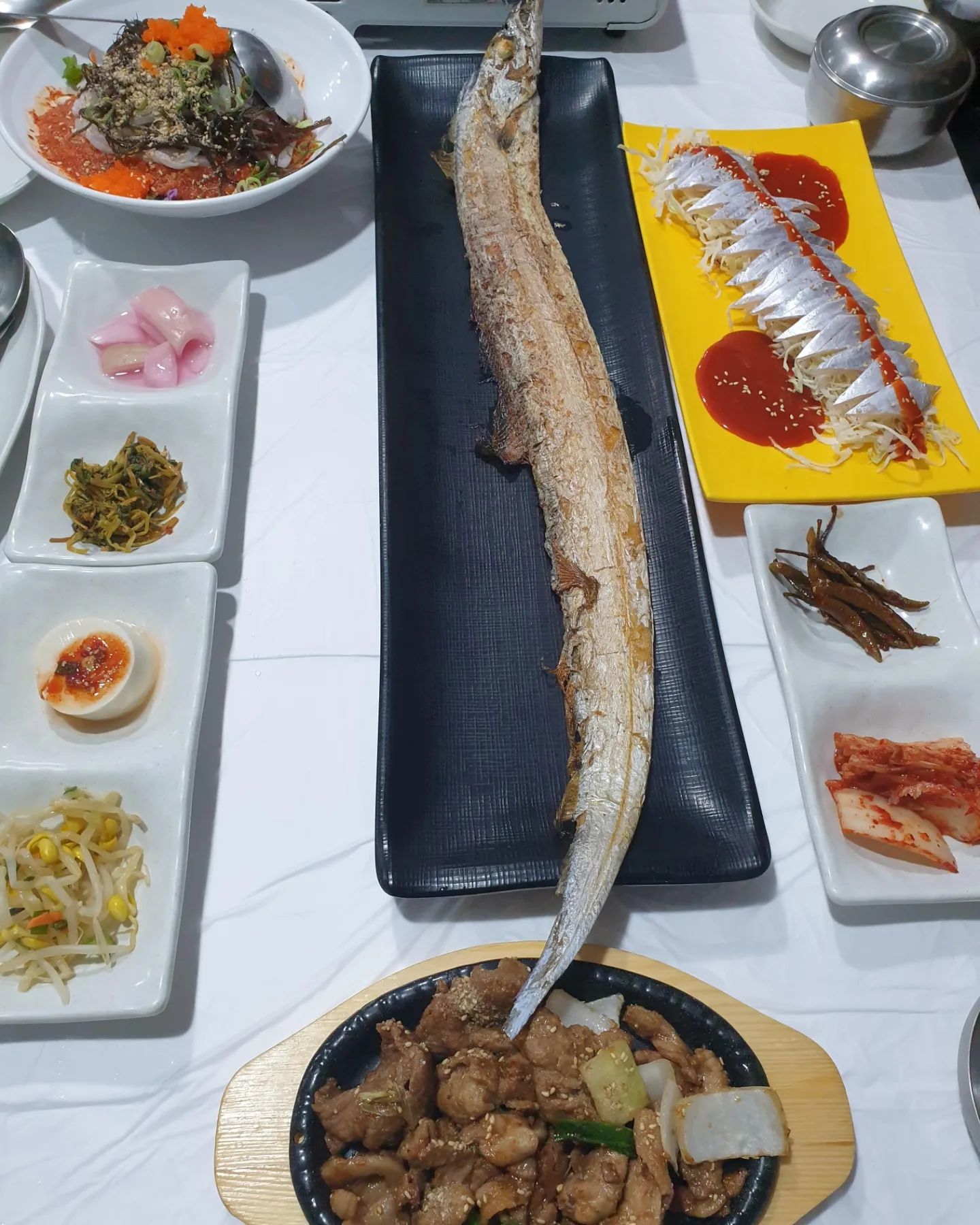 저녁은 지난번 여행때 알게된 가성비식당

갈치요리 세뚜세뚜 

갈치한상4인세트 99,000원

갈치조림+통갈치구이+한치물회+ 흑돈주물럭+갈치회

회안먹는 나도 갈치회를 먹었다 싱싱해서 안비림

숙자네숟가락젓가락 구좌읍 세화본점 

#숙자네숟가락젓가락 #갈치구이 #갈치조림 #갈치회 #흑돈주물럭 #한치물회 #제주맛집 #먹는데진심인편 #찐맛집 #JMTGR #JMT #맛잘알 #여행에진심인편 #찐여행 #JEJU