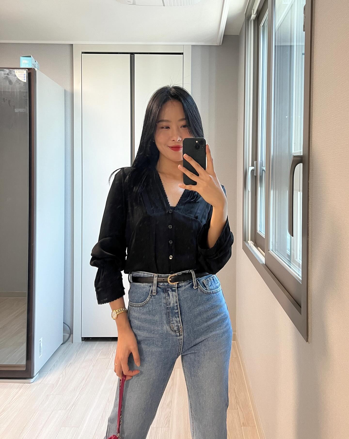 출근룩 말고 주말룩🖤
비가 너무 오고 월요일은 정신없고!! 짝지는 연수를 갔고!! 지각했고!!
그냥 집에 가고 싶을 뿐🫡 

 ➰끌로실키레이스블라우스-다크로맨스

#나형_데일리룩 #데일리룩코디 #주말룩 #주말룩코디