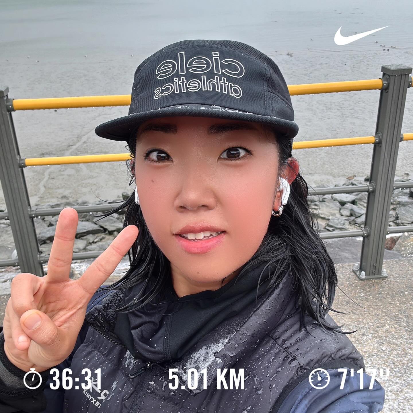 .
.
#첫설중런❄.
뛰려니 눈이 오고.
다 뛰니 눈이 그치는 매직.
.
.
아무도 밟지않은 새하얀 눈길을.
내가 먼저 눈을 가르며 달렸다.
눈길에 찍힌 내 발자국.
뒷꿈치가 없는게 나름 잘했나보다👍🏾.
.
.
뛸 때는 더운데.
다 뛰면 너무 추워🥶.
.
.
