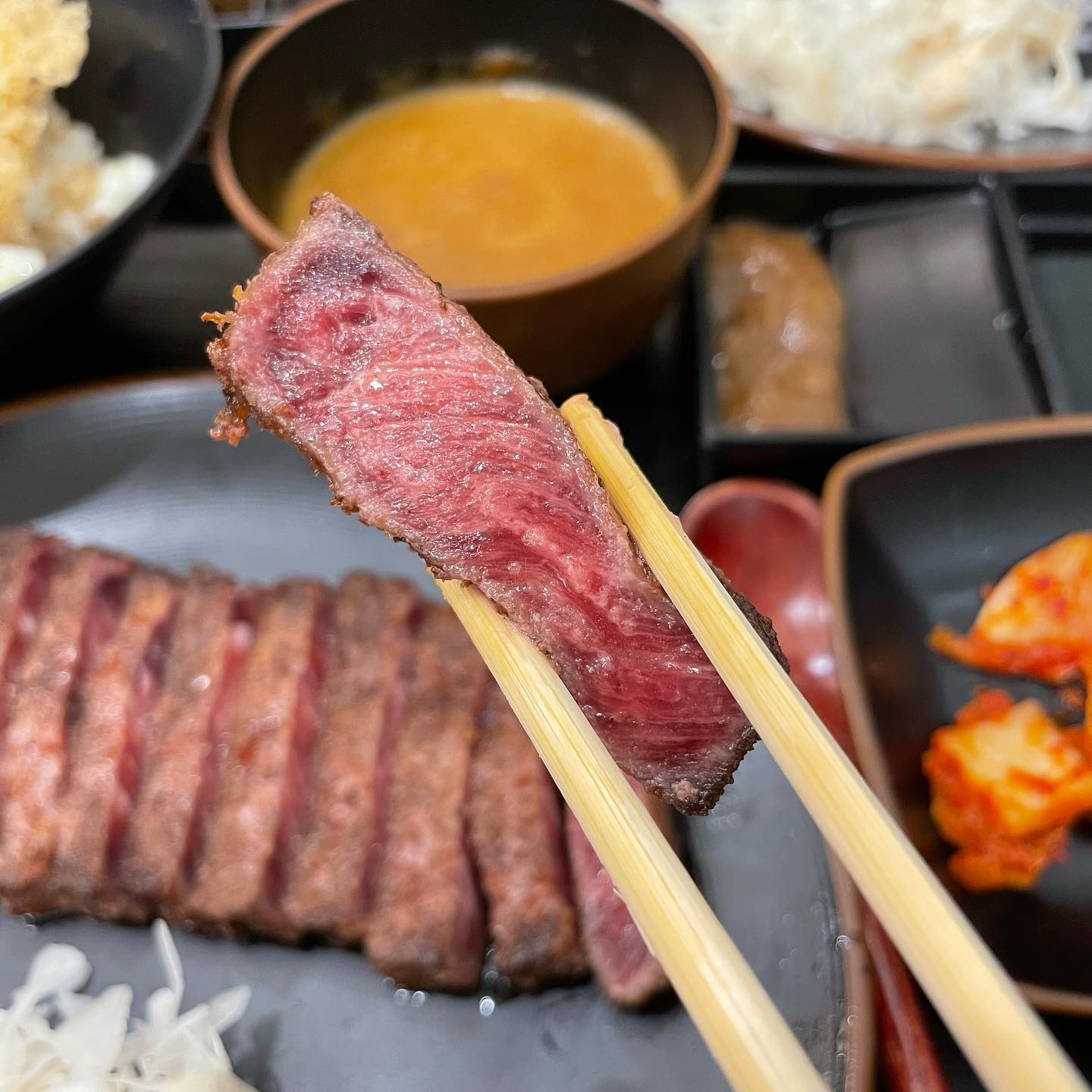 #협찬
🍱 규카츠정 마곡점
📍 서울 강서구 공항대로 227 마곡센트럴타워1 1층 114호
⏰ 매일 11:00-21:00 
B/T 15:00-17:00

마곡의 부드러운 규카츠 맛집, 규카츠정!

맛집 천국 마곡에서 규카츠집 찾고계신다면 규카츠정 추천드려요!

✔️ 규카츠 타마고텐동 정식 15,000
저는 가장 베스트 메뉴인 규카츠 타마고텐동 정식을 먹었는대용
규카츠는 항상 양이 부족한 느낌이었는데
규카츠정은 카츠 양도 많고
반찬에 깍두기 까지 주는 센스 🤤
(김치없인 못살아 정말못살아!)

고기 단면 보시다시피 퀄리티도 좋고
얇게 튀겨져있어서 물리지않고 먹을 수 있었어용 🤍

타마고텐동과 규카츠의 조합은 처음 먹어봤는데
타마고텐동의 바삭한 계란 튀김에
부드러운 규카츠 조합이 금상첨화✨

타마고텐동의 튀김이 진짜 바삭하게 맛있고
간장 소스가 자극적이지 않아
규카츠의 맛을 살려주더라구용!

✔️ 추가 카레(3,000)
추가 메뉴에 카레가 있길래
버터크림카레도 주문해봤어요!
✨규카츠 카레 정식도 있답니당

카레는 매운 카레, 버터크림 카레가 있었는데
버터크림카레 보는순간
부드러움이 상상이 가면서
자연스럽게 골랐어요!
부담스럽지 않게 달달하면서
입안에서 부드럽게 감싸주는 느낌이
너무 좋고 맛있었어요!
어디서도 맛보지 못한 부드러움 🥹

마곡 규카츠 맛집, 규카츠정 추천드려요!!🤍

#규카츠정#규카츠정마곡점#발산역일식#발산역규카츠#발산역돈카츠#마곡동일식#마곡동맛집 #마곡역맛집 #마곡맛집추천 #마곡규카츠 #마곡규카츠정 #마곡규카츠맛집 #발산규카츠 #먹스타그램 #먹스타 #먹방 #먹팔 #먹스타맞팔 #먹팔환영 #먹팔해요 #맛집추천 #맛집탐방 #맛스타그램 #맛스타 #먹방스타그램