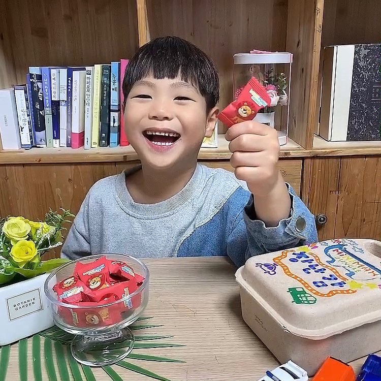 #광고 
미니막스/ 정글 멀티 비타민 미네랄

1년 넘게 꾸준히 챙겨 먹고 있는 어린이 비타민~!!
맛있어서 아이가 먼저 찾는 구미형 젤리라서
떨어지지 않고 계속 챙겨주는 것 같아요~!!❤️❤️

동아제약 어린이건강연구센터 개발한 제품이라
믿을 수 있고 설탕, 감미료 X 넣지 않았어요~!!

보조원료로 딸기농축액과 딸기향을 넣어 
맛도 향도 너무 딸기딸기해~!! 🍓🍓🍓🍓

모양도 코뿔소라고 귀엽고 말캉말캉해서
젤리 먹듯이 애들이 먼저 챙겨 먹는 제품이라
비타민 먹인다고 고생 할 필요가 없어요~^^

개별포장으로 편리하고 위생적으로 아이들 챙기기
좋고 아이들이 하나씩 꺼내 먹기도 좋아요~!!

고민없이 아이들 비타민은 미니막스 추천해요~!!😄😄

.
.
#미니막스 #어린이비타민 #비타민젤리 #어린이영양제 #키즈비타민 #동아제약 #미니막스정글 minimax. official