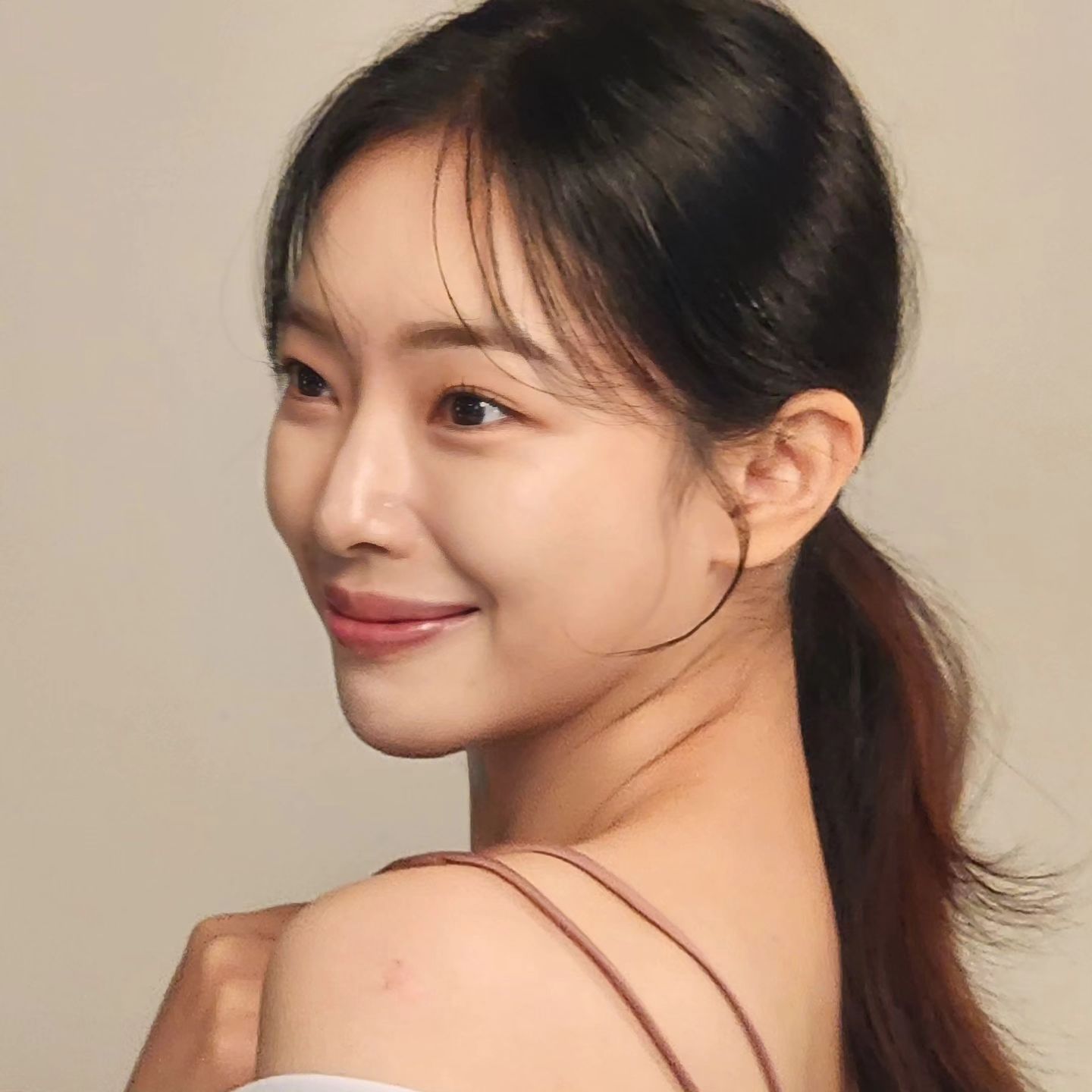 찬바람에 정말정말 예민한 내 피부🥲

가을은 좋지만 환절기에 따라 피부며
생체리듬이며 영향을 많이 받는 편인데요
제가 전속 모델로 있는 sce_ab_official 
제품이 런칭 기념 공구 오픈 했어요‼️

🎈팩을 60분 하라구요?
👩‍⚕️대신 3일동안 촉촉하게 해드릴게

🎈대~~~용량 앰플, 바디까지 수분감있게!

저도 제품이 출시하기까지 목이 빠져라
기다린 사람이지만.. (모델 계약 논의가 2월이었는데..) 제품의 완성도를 높이고 또 높여서 이제야 출시하게 된 감격적인 🥲

실제로 주변 사람들에게 선물도 했는데
패키지자체가 고급스럽게 나왔다보니
피드백도 열렬하더라구요 🫶

이 눈물겹도록 감동적인 제품은
인플루언서 ahnlina 님과 콜라보해서
공동구매로 첫 런칭이 됐다구요!
저도 제 브랜드 하는 사람으로서 첫 출시
런칭할인가가 최저가라는 걸 알기에
피드에서도 조심스럽게 추천합니다!
구매링크는 리나님 인스타 프로필로 ❤️
(~딱 10월 10일까지만 진행된다구요?)

#광고#뷰티모델#SCE