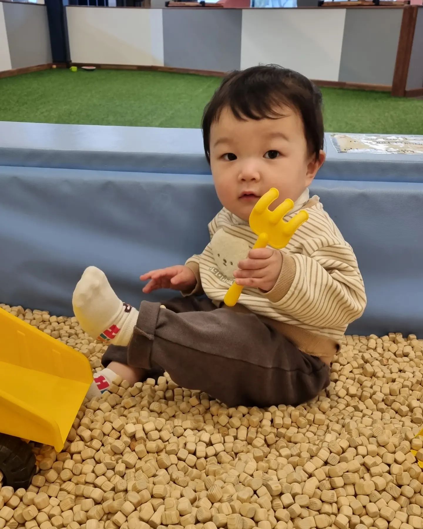 키즈플레이에서 젤 잘노는 아가들ㅋㅋ
둘째도 벌써 커서 누나뒤 졸졸 쫒아다니면서 잘논다!

#키즈카페 #연수구키즈카페 #인천키즈카페 #송도키즈카페 #인천논현키즈카페 #인천키즈플레이 #키즈플레이 #풋살장 #실내농구장 #트램폴린