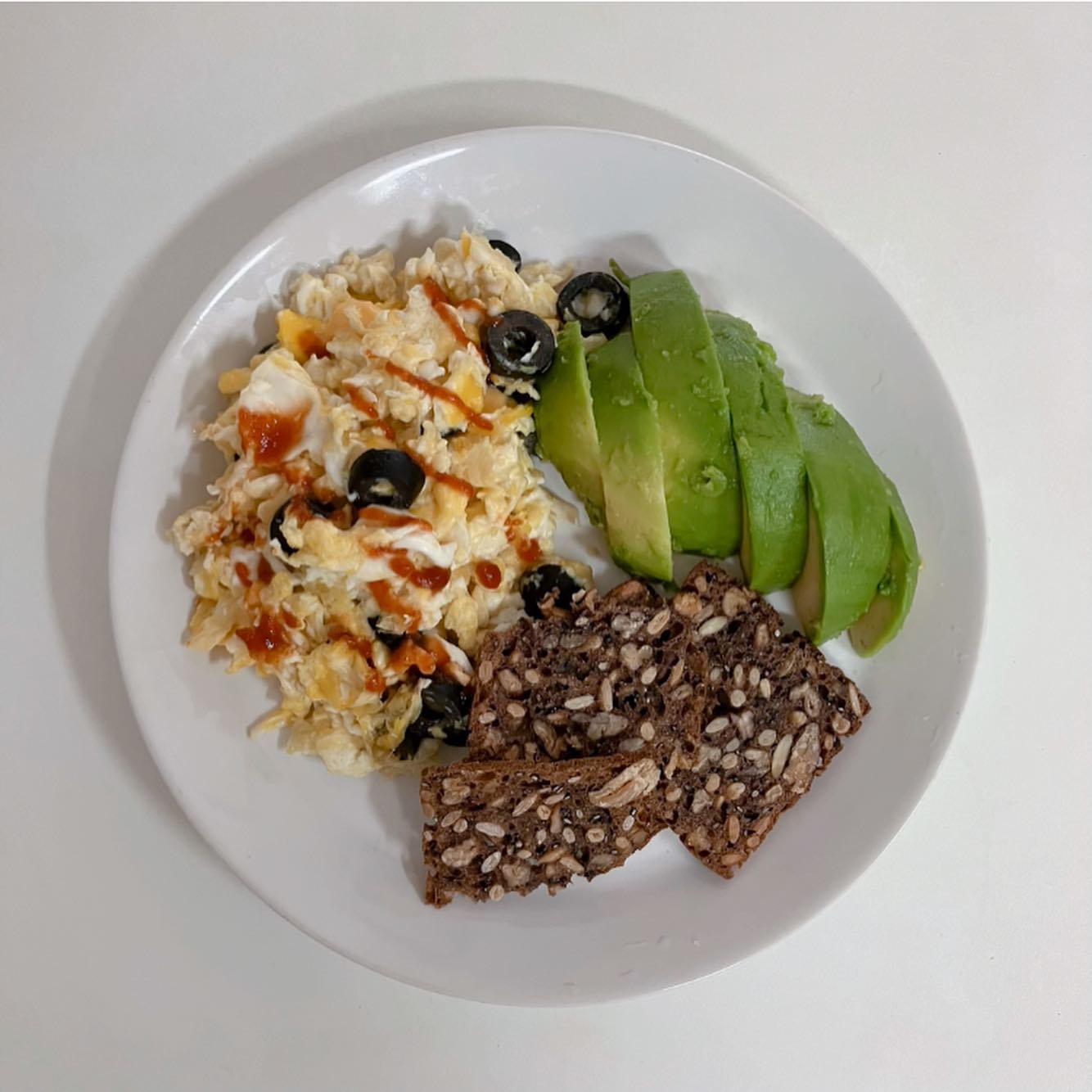 #오늘의점심
#솔단칩브런치🍽️

nutrigram_ng 
운동하고 먹는 점심은 진쨔루 꿀맛🍯

솔단칩이 단맛이 적어서
식단용으로 좋겠다 해서
브런치로 차려보았오요🌟

맛있을거라 예상은 해찌만
아 아니,,,, 이 조화로움 모냐구요!!!

솔단칩의 단백한 맛이랑
에그 스크램블&아보카도의 꼬소함
행복 그잡채💓💓💓

요건 넘 맛있어서 asmr도 찍었다구욤!!
솔단칩 나랑 평생 행복하쟈...!(♡´ ꒳ ` )ﾉ