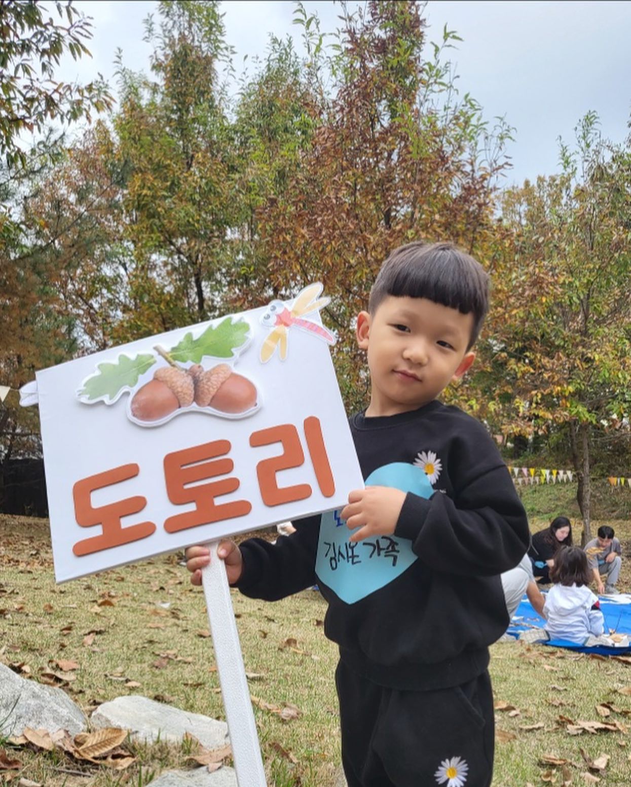 -
지난주 시온이 어린이집에서 자연미술제를 했어요 🍂 시온이 작품에 귀여워서 녹고 즐거운 시간 보내고 왔어요 🤎 요즘 시간이 어떻게 지나가는지 모를정도로 바쁜데 정작 소중하게 대해야 할 아이들에게는 집중 못한것 같아서 미안한 요즘이예요 반성도 열심히 안하는 요즘 정신차려 🥺

그나저나 저 또 댓글정지가 됐어요 도대체 왜 이러는지 아시는 분? 새롭게 팔로잉하고 댓글만 남기면 정지래요 🥺 하 방법 아시는분 어찌하면 벗어날 수 있나요? 

#인스타댓글정지