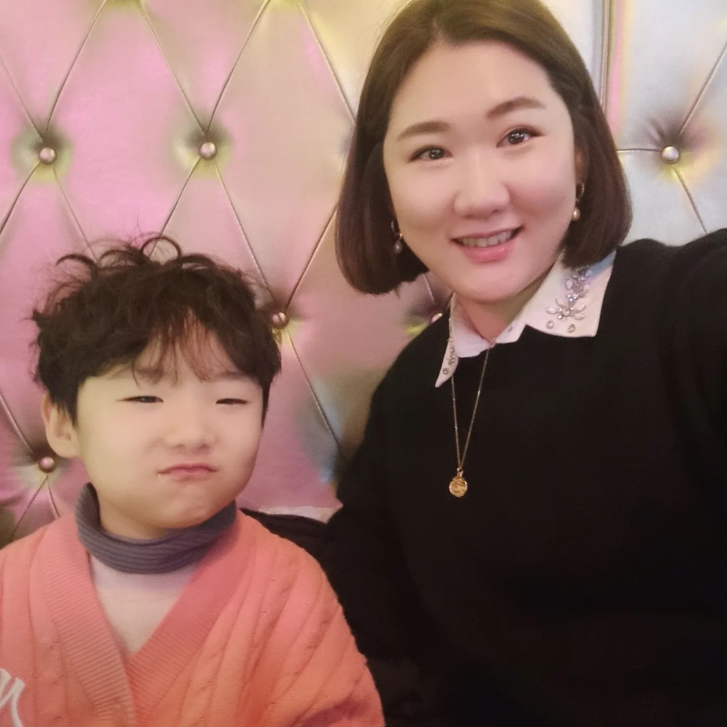 #아들과사진
표정 좀 이쁘게...제발 🙏🏻
엄마도 너랑 정상적인 사진 찍어보는게 소원 
다들 우리 사진은 안찍어주더라...
셀카라도 찍어서 남기고 싶은데...
넌...맨날 표정이😭