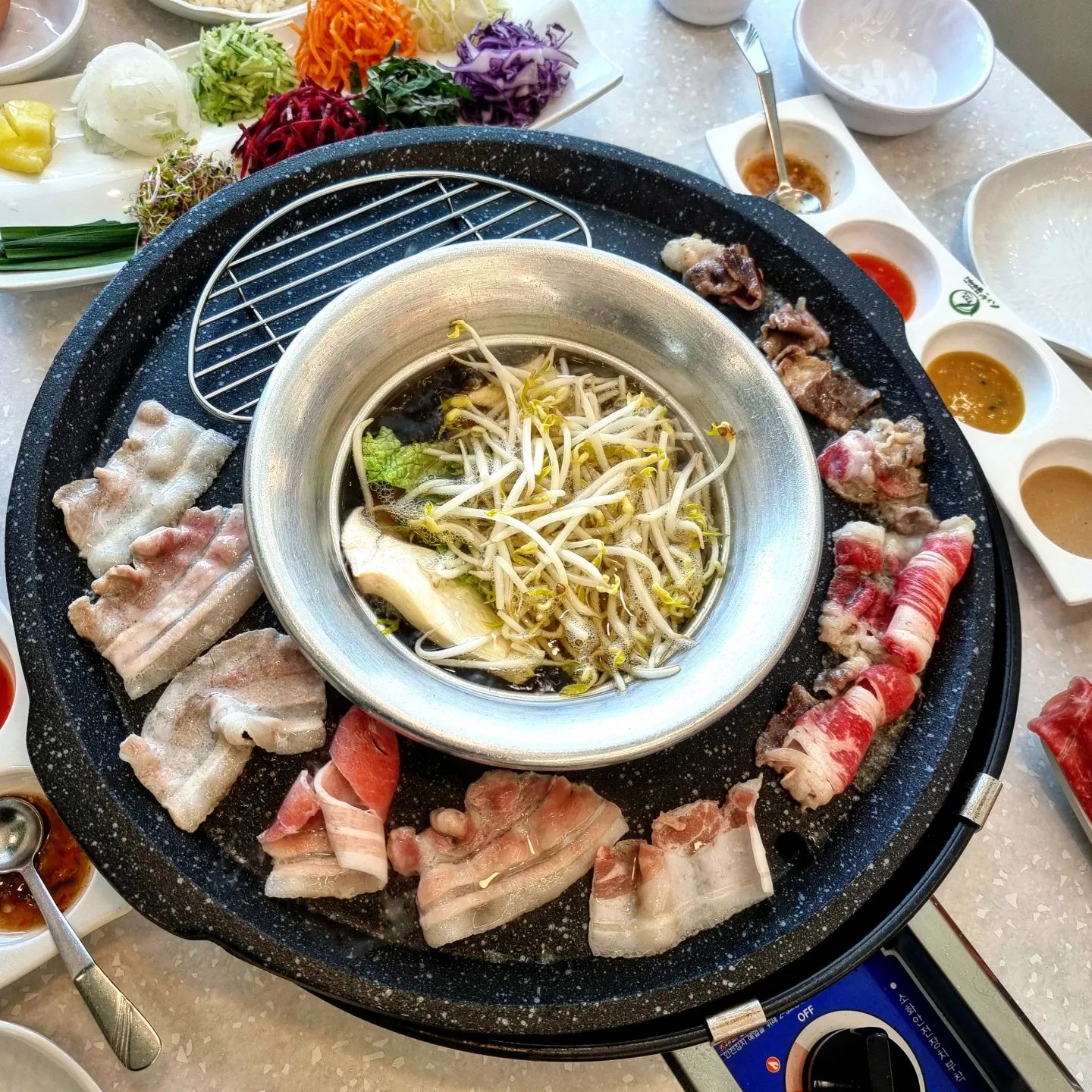#협찬 

무한으로 즐길 수 있는 곳이 바로 요기☝️
고기굽굽할까? 샤브샤브 먹을까?
고민할 필요없이 무한리필 가능한
#샤브쌈주머니 로 gₒgₒ😆

깔끔하게 잘 차려져 눈호강 입호강( ´͈ ᵕ `͈ )◞♡
우삼겹과 대패 삼겹살은 팬에 구워먹고
비트물에 월남쌈 적셔 채썬 야채와 데친 소고기
넣어 돌돌말은 월남쌈은 소스에 푹 찍어 입으로🤪 

셀프바에 푸짐한 각종 야채들 여러번 리필 ℴ𝓀
고기도 얼마든지 무.한.리.필💯

샤브쌈주머니는 아이들이 뛰놀 수 있는 
놀이방공간도 있어서 엄마들 맘놓고 먹을 수
있는 곳 이랍니다..
매장도 크고 인테리어도 깔끔해서 각종 모임하기에도 아주 좋아요☺️

맛좋고 가성비까지 좋은 샤브쌈주머니
계양구청 앞에 있어요😉

📍인천 계양구 계산동 1080-8 2층 샤브쌈주머니

#계산동맛집 #계양구청맛집 #계양구맛집
#샤브샤브맛집 #계산동샤브샤브 #먹스타그램 
#계산동맛집 #샤브샤브무한리필 #샤브샤브