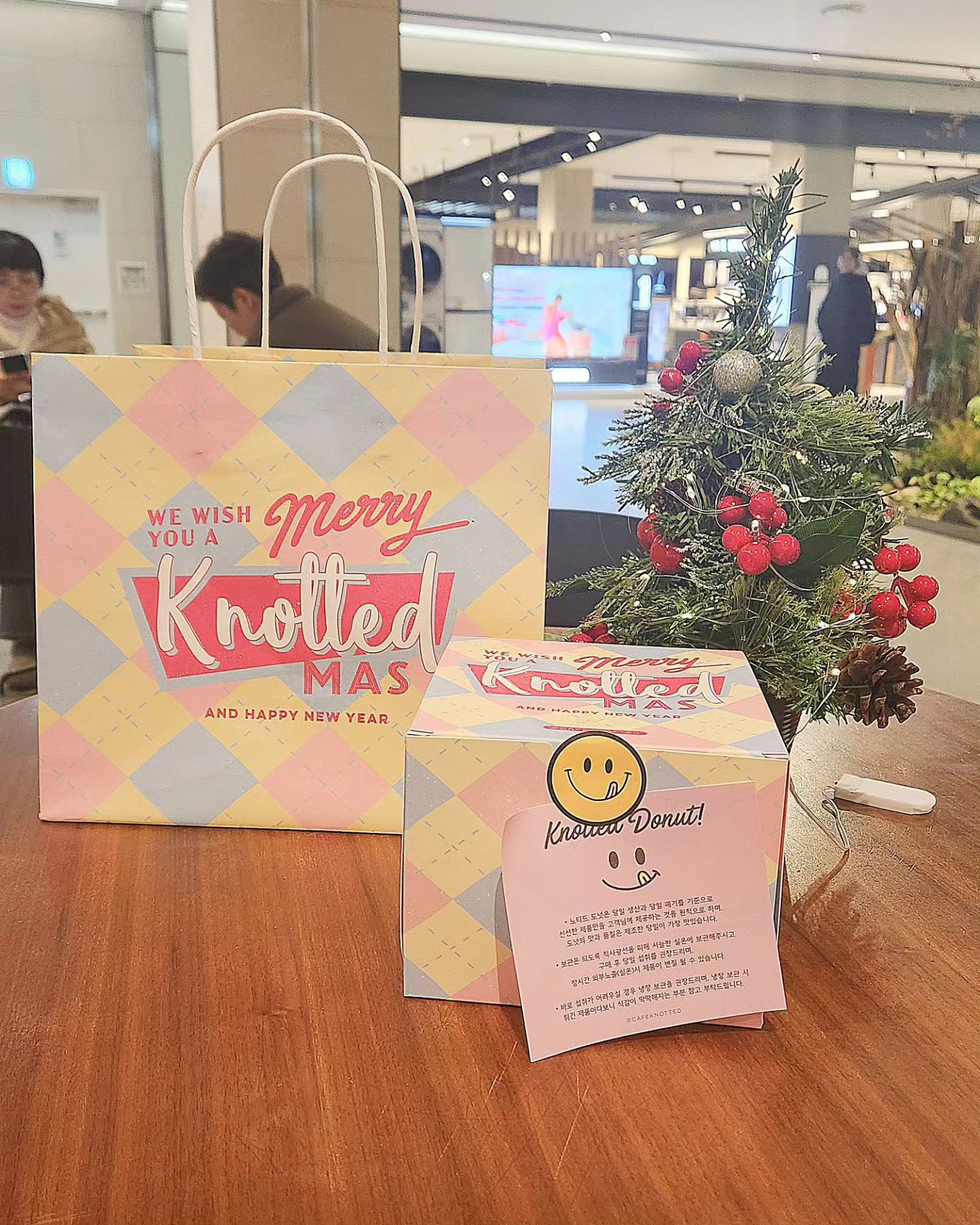 🍩 🍩 🍩 

노티드 도넛츠 지금 처음 먹어봐요!
줄 서있길래 궁금했는데 
엄총 엄총 맛잇네요!! 

추운 날씨 달콤하고 
따뜻하게 보내세요:)