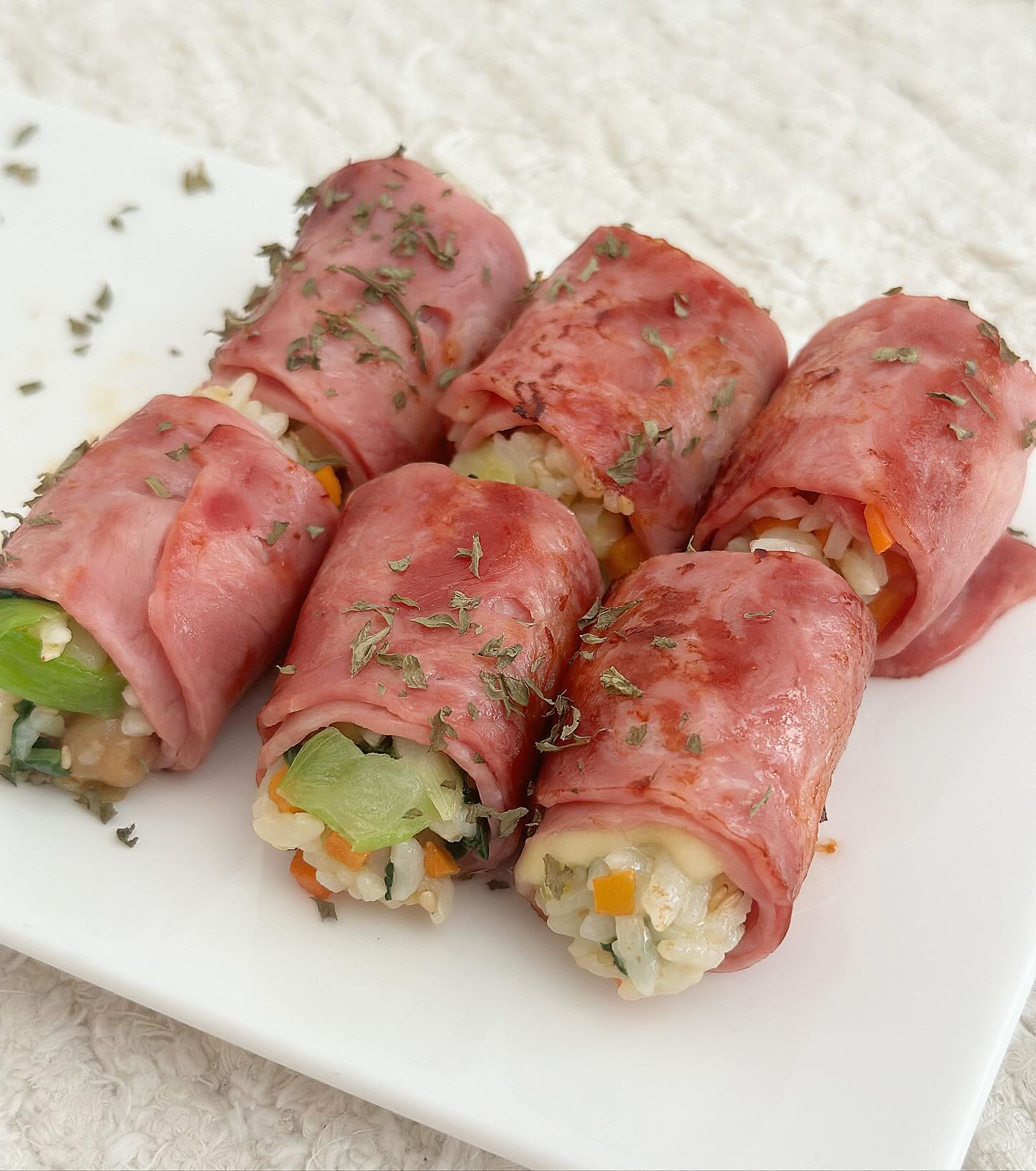 -
발표회 가기전 칼로리 높인 아점먹고!
멋지게~ 발표회 마무리 했지요~

일본여행 이후 발이 아프다는 하품이
병원에 가보니 세버씨병이라고 해서 일주일동안
앉아서 구경만하고, 앉아서 하는 발표회만 연습한 하품이.

기특하게 잘 해내준 하품이 보면 엄마는 울었지요.

✔️청경채볶음밥 베이컨말이
-
청경채,당근 와장창 넣고
베이컨에 모짜렐라치즈 넣어 말아주세요.

.
.
#하품이네식탁 #베이컨말이 #베이컨요리 #청경채볶음 #간단한요리 #주말점심 #아이밥 #요리스타그램 #한끼 #육아맘 #아들맘 #유치원발표회 #세버씨병