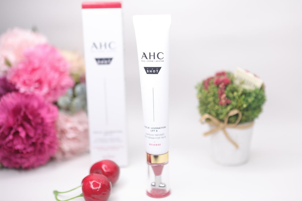 #제품제공
#AHC #프로샷콜라쥬비네이션리프트4캡슐인퓨즈드아이크림포페이스

따끈따끈 출시한지 얼마 되지않은
AHC 프로샷 제품으로
보자마자 눈에 어플리케이터!
특이하게 T자형으로 되어있어서
눈가는 물론 넓은면적에도 사용하기 좋고
피부에 닿았을땐 시원한 쿨링감이 느껴져
펴바르는 느낌이나 흡수력도 좋은것같고
무엇보다 마사지하는게 기분이 좋았어요~!
4주 사용 후엔 눈가 부위 피부가
26.6% 리프팅 된다고 하니
탄력케어용으로 꾸준히 사용하기 딱!
이제품을 사용하면 전문적인 안티에이징 관리를
집에서도 간편하게 할수있는것같아요!
-
-
-
ahc.official 
powderroom.co.kr 
#파룸체험단 #AHC #AHC프로샷 #리프팅프로샷 #4D리프팅아이크림 #AHC아이크림 #리프팅아이크림 #undermyskin #속깊은더마사이언스 #리프팅프로샷챌린지