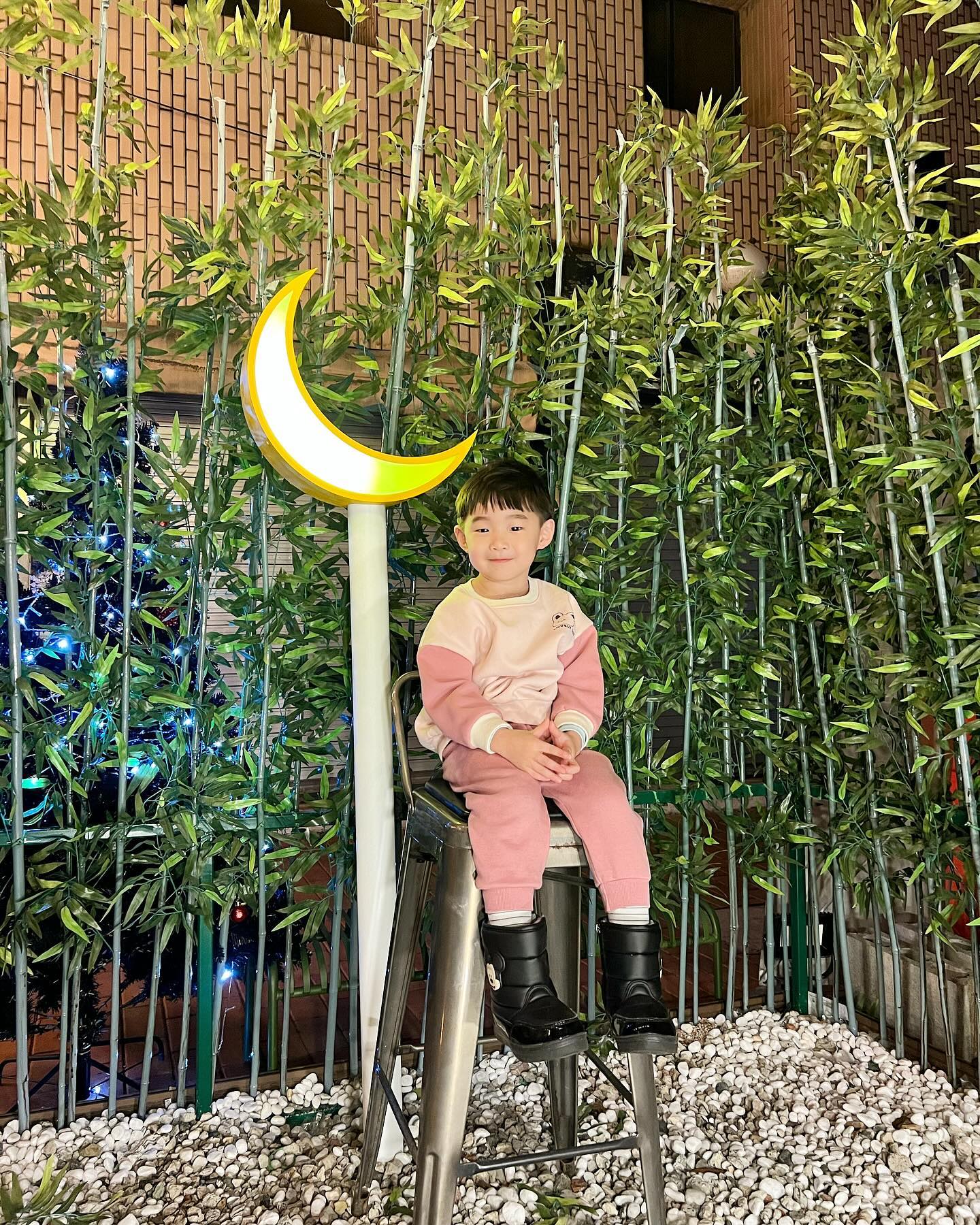 #분위기좋은🩵 #감성주점✨#교동도희🌙

반짝반짝 조명 아래서 인생사진 쌉가능한 "교동 도희" 왔어요!!
입소문난 갬성주점 답게 웨이팅 장난아님 주의 ⚠️ 두둥..ㅎㅎㅎ

도희의 시그니처 메뉴인 "차돌 전골" 드디어 맛봅니다. 😝😝
흰눈이 펑펑 내린 오늘 같은 날에 완전 안성맞춤인 안주에요💟

잔잔하게 흘러나오는 음악에🎶 은은하게 비춰주는 조명까지💡
여기 분위기 정말 채고‼️ ㅋㅋㅋ 요런곳 오랜만이라 낯설..🙈

우리 장꾸가 👦🏻💕 좋아라하는 감자튀김🍟 이랑 순살치킨🍗 
모두모두 맛있어요😋😋 싹싹 긁어먹음 (내돈 내산💵💵) 

복닥x2 간만에 젊은 청춘들에 둘러 싸여 즐거운 시간보냈어요❤

아 요기는 제 사촌동생이 운영하는 가게인데요 🙋🏻‍♂️✨
소개로 오셨다고 하시면 아마도⁉️ 뭐하나라도 더 챙겨줄껍니다.ㅎㅎㅎ dohee__gyodong 도희 사장님 강제 소환 🙌

#대구시내데이트❤ #교동가볼만한곳🤟 #교동맛집👍 
#교동술집🍶 #차돌전골JMT😋 #케이준감자튀김🍟 
#치킨가라아게🍗 #하이볼맛집🥃 #벚꽃인테리어🌸