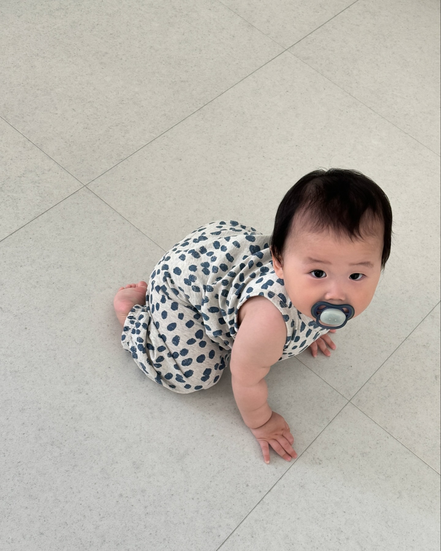 고유베베옷 너모 이쁘다🤘🏼
등원전에 급하게 찍은건데 올리고싶어섴ㅋㅋ
이제 사진찍기가 넘 힘둘어요 자꾸 도망가😂😂

사이즈 감이안잡혀서
여러사이즈 삿는데, 
형아옷 브랜드라그렁가 액몰은 아직 너무 크다
내년에 입혀야할꺼같..

베베껄루 다 살껄잉잉😂
c.o.e_official goukids
