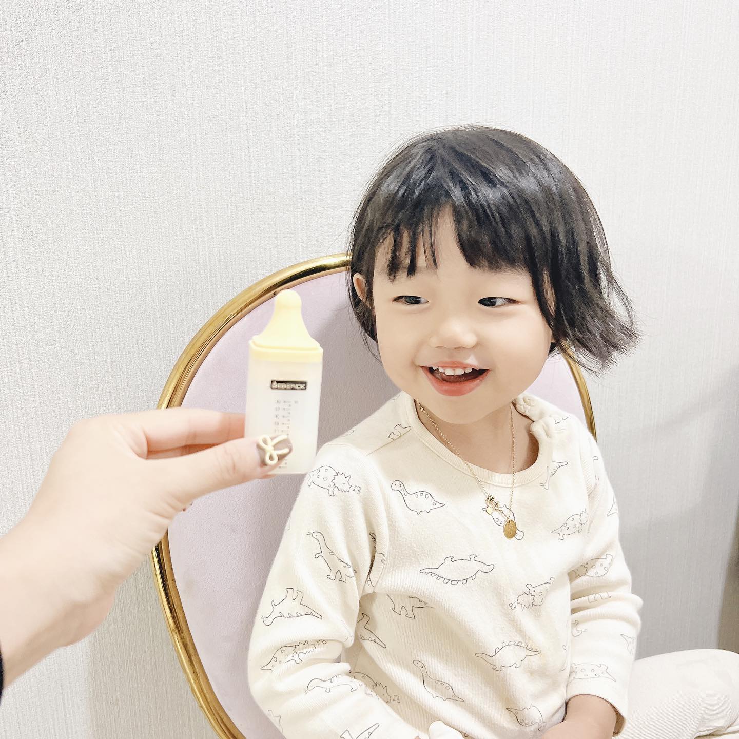 #협찬 🩶

실리콘 약병 , 투약병 
#베베픽투약병 🍼

약국에서 받아오는 아이 약병은
거의 일회용 수준이라, 다회용으로 사용하면
영 찝찝하지 않을 수가 없었는데요.

아기 투약병이고 실리콘 소재라서
잘 씻고 젖병소독기에 넣을 수 있고

열탕소독도 할 수 있어 안심되어 더 좋더라구요.

이 부분에 제일 맘에 들고 위생적이어서 고르게 되었네요.

컬러는 옐로우,민트,버터 
이렇게 3가지가 3종세트입니다 🍼

없으면 몰랐지만 있으면 너무 편해요!
눈금도 정확하고요, 세척도 너무 쉬워서 좋아요.

플라스틱 일회용 약병 100개씩 사는 것보다

우리 아이입에 직접 
들어가는 것이다 보니
위생적이고 안전한 게 
훨씬 나은듯 합니다🥹

요즘 환경에 대한 이슈가 아주 계속해서
많이 나오고 반복되고 있는데

베베픽 투약병은 3개세트에
만원대라서 환경을 생각하면,
현명한 소비라고 생각해요.

저희 집에 3세트 * 3개= 9개 
구비해둬서 사용중이에요.
저는 아이가 셋이니까 3세트이구요~
아이가 하나이거나 둘일경우 
2세트만 사도 6개니까 충분히 써요 :)

#더자세한건블로그에
#베베픽 #아기약병 #실리콘약병
#다회용투약병 #아기투약병
#아기약통 #유아투약병
#베베픽프띠아띠 #육아필수추천