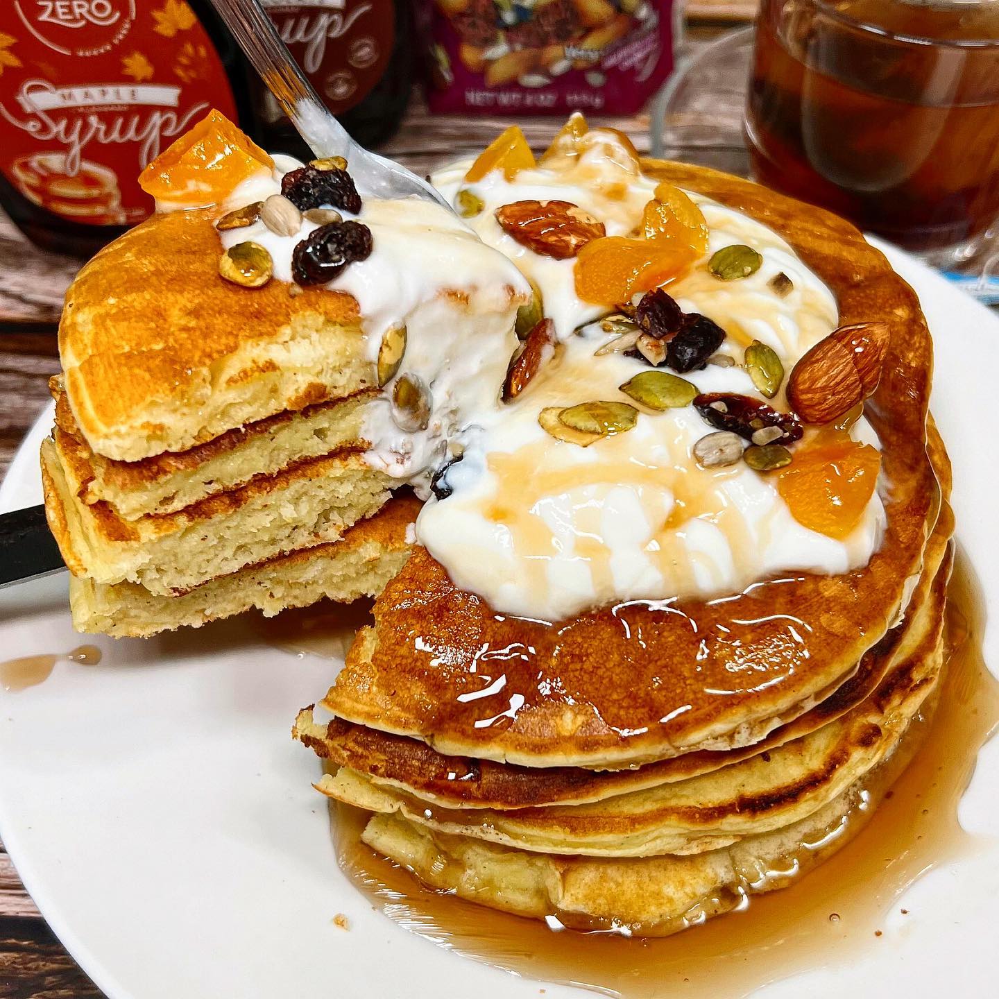 아이허브 다이어트팬케익 레시피🥞 #광고
.
평소 애용하던 해외직구 플랫폼 아이허브📦
주문하 빠르게 한국에 도착해서
해외직구할 일이 있으면 가장 먼저 찾던 곳인데
이번엔 글루텐 프리 팬케익믹스랑
슈가프리 시럽들을 구매해 다이어트 팬케이크를 만들어봄😋

개인적으로 다이어트를 할 때면 빵이랑 디저트를 못 먹는게 힘들었는데
이렇게 먹으면 죄책감도 없고 맛있게 먹을 수 있어서 공유해보려고 함👍

🧾재료는 Bob's Red Mill 팬케이크 믹스 (글루텐프리), ChocZero 메이플시럽, 초콜릿시럽, Mariani 프로바이오틱 살구, Eden Foods 와일드 믹스베리, California Gold Nutrition 유기농 엑스트라 버진 코코넛오일 이렇게 사용했고 만드는 방법은 다음과 같음

1. 팬케이크 믹스 2컵+계란2개+코코넛오일 2ts+ 우유 3/4컵씩 2번을 다 섞는다 (믹스 1컵당 2장정도 만들어짐)
2. 코코넛오일을 살짝두른 팬에 팬케익을 굽는다
3. 그릭요거트를 올리고 말린살구+견과류로 토핑을 한다
4. 취향껏 시럽을 뿌리면 완성✨

간단하게 만들 수 있어서 빵없이 못사는
나같은 빵순이 다이어터들에게 안성맞춤임😆
팬케이크 믹스는 많이 달지않지만 굽고 나면
빵이 꽤나 부드러운 식감이라 너무 맛있고
시럽은 무가당인데도 꽤 달아서 속세의 맛을 느낄 수 있음🥹
혹시나 인공적인 맛이 날까 걱정했지만 그런거 1도 없었고
팬케이크 믹스가 글루텐프리라 먹고나서 속도 편안했다
광고로 구매하게 됐지만 나는 이번에 구매한 제품이 생각보다 훨씬 만족스러워서 추천겸 후기를 썼고 같이 구매한 다이어트 과자도 곧 리뷰 올리도록 하겠음!🍪

🌿 구매처는 #아이허브 🌱
✨ 할인코드 : BYEOL25
✨ 할인기간 : 12/23(금)~12/29(목)
✨ 신규회원 25% (계정 당 1회 사용 가능)