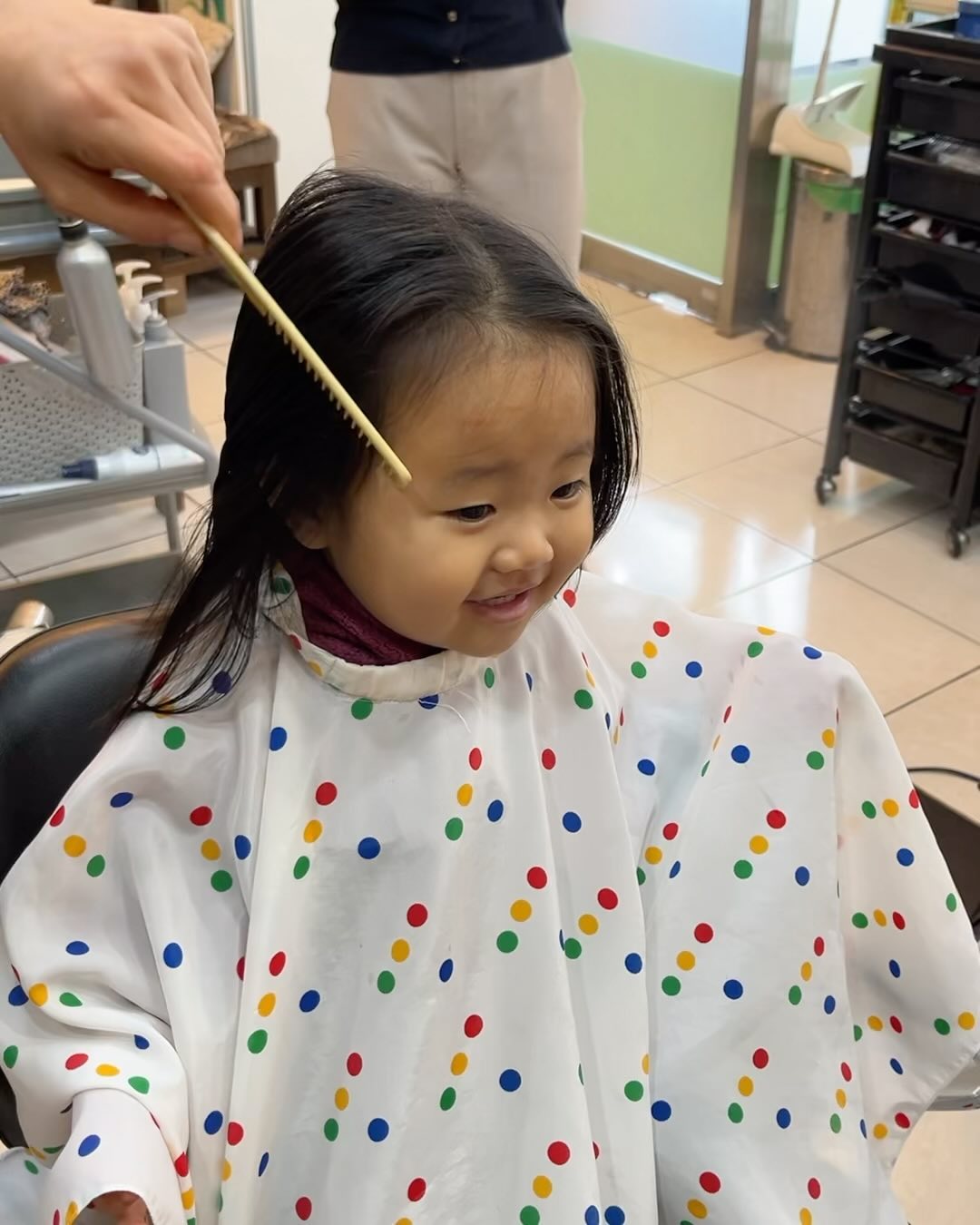 민유의 모든 처음🤍

태어나서부터 한번도 안짜른 
머리카락을 오늘 싹뚝✂️

엄마눈엔 우리민유가 제일귀여워

처음짜르는 머리인데도
의젓하게 앉아서 머리자르는
민유는 사랑♥️

#엄마의의미부여
