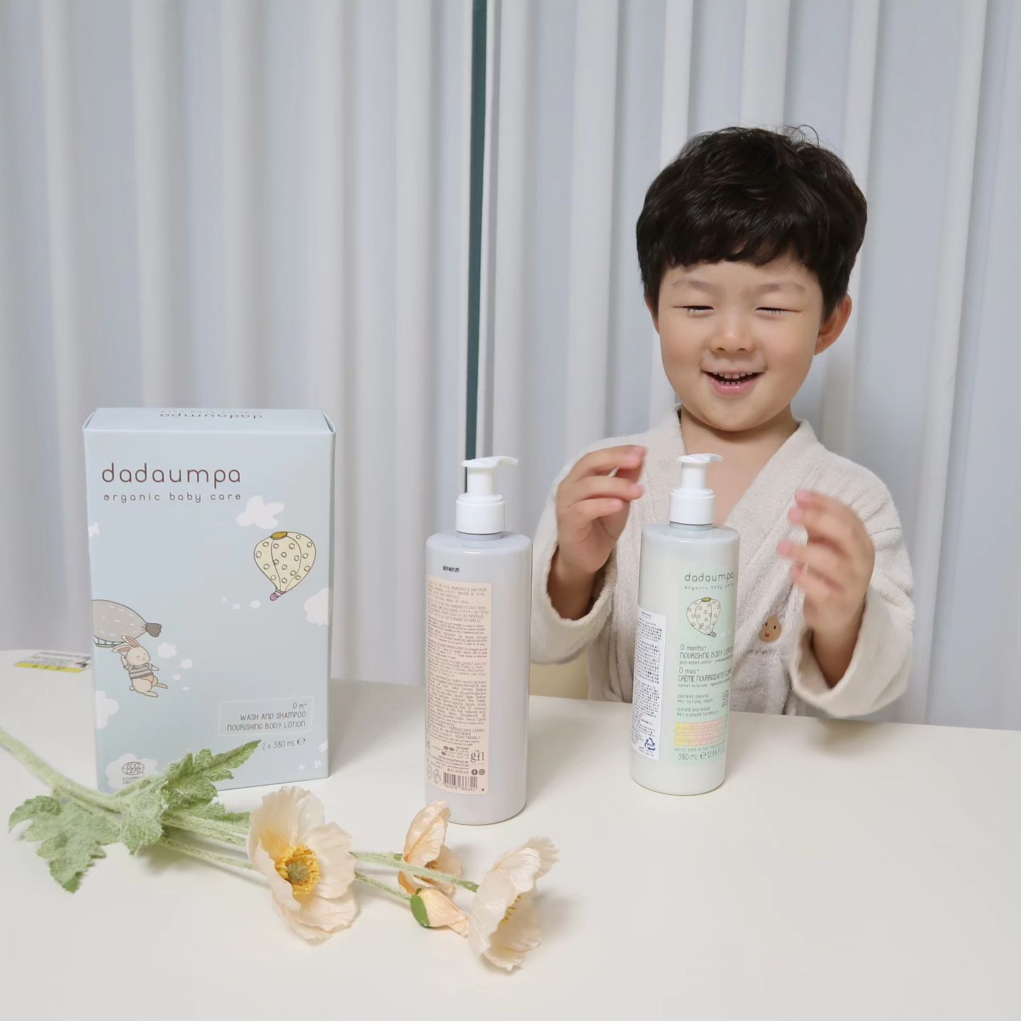 #다다움파 #제품제공

신생아부터 사용할 수 있는 거품없는 바디워시앤샴푸랑 바디로션을 써봤어요!

유기농 바디케어 제품이라 안심하고 쓸 수 있답니다.
다다움파는 유명한 5성급 호텔과 프리미엄 조리원에서 사용 중인 브랜드예요

바디워시는 거품이 없지만 세정력엔 문제없고
눈따가움프리 제품으로 아이들 얼굴 닦을 때 특히 좋아요.

바디로션은 부드럽고 흡수력 빨라서 막 발라주기도 좋고요~ 향은 인공적인 향이 아닌 천연 원료의 시어버터향이에요

순하고 자극없는 바디워시앤샴푸/ 바디로션
패키지도 고급져서 출산선물로도 너무 좋겠네요❤️

-
dadaumpa_korea 
#아기바디워시 #아기바디로션 #신생아바디워시 #신생아샴푸 #신생아로션 #유기농바디워시 #출산선물 #키즈바디워시 #키즈로션