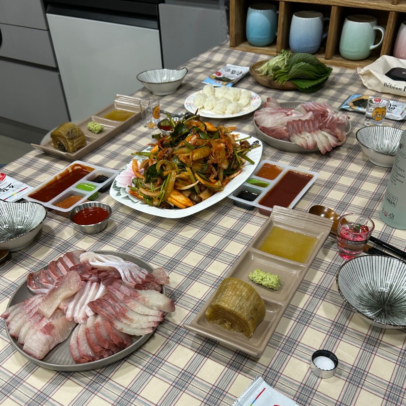 농라에서 대방어 필렛사서 집에서 썰어먹기!! #대방어 #농라 #대방어필렛 #골뱅이무침 사진엔 안보이는 #빨간오뎅
그러고 다음날 먹은 등촌~
