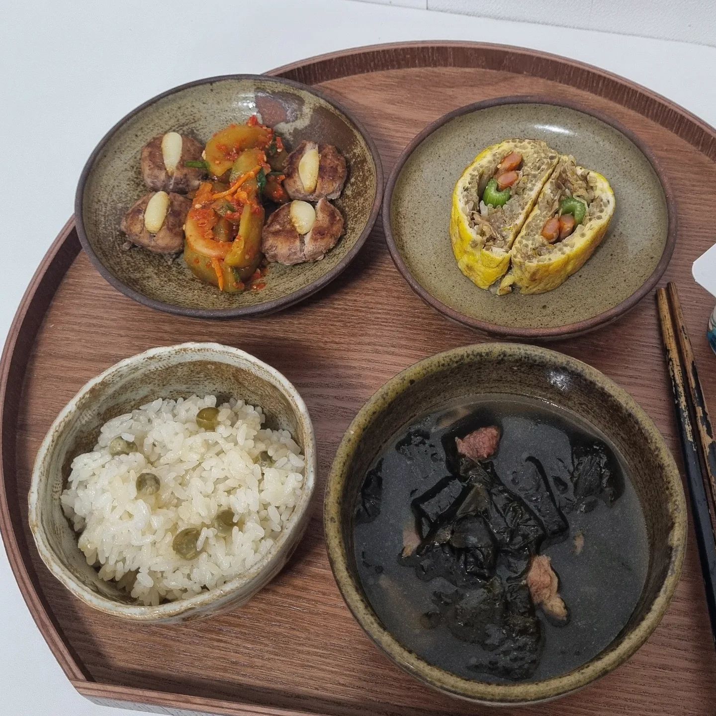 요즘 애용하는 후추 올리브오일로 만든 밥상
식판이 아니니 밥상 느낌이 사뭇 다르다

은근 말기 어려웠던 숙주 계란말이!
생으로 샐러리를 먹으니 향이 너무 강해
​계란말이 속에 넣어봤는데 산뜻한 고수. 정말 최악.

​건강 미인들이 관리할 때
아삭아삭 씹어 먹는 클린한 이미지였는데
고수 2로 각인되었다 안 머겅

-
미니 마늘 떡갈비
오이무침
숙주 계란말이
완두콩 밥
소고기 미역국
플레인 요플레