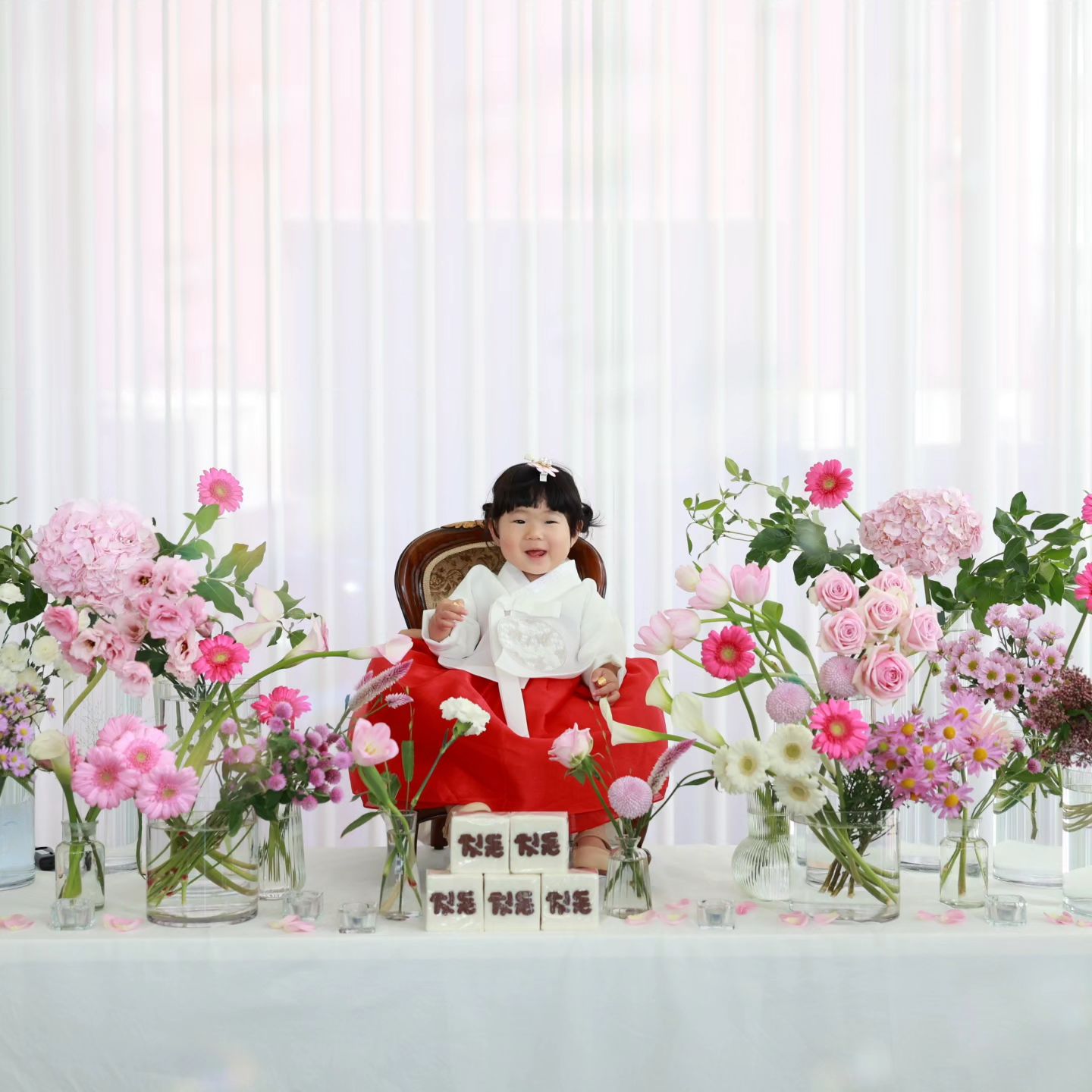 #밀린피드
#돌후기

돌잔치는 지난 가을인데 이제 올리는 후기
여차저차 일이있어 여태 사진 셀렉도 못하고..ㅠㅠㅋㅋㅋ

오열은 없었지만 껌딱지 모드여서
힐신고 내내 안고 진행했더랬다.......

업체에서 받은 돌상도 예뻤지만 개인적으로 좀 아쉬워
친정에서 중학생때 내가 쓰던 붓을 공수해왔는데
돌잡이때 바로 딱 집어서 얼마나 놀랐는지.

아늑하면서도 생기있고 화사해서 돌잔치에 더없이 적합했던
#연인의정원청계산로 3rdthelovers 
식사도 정갈하고 맛도 훌륭해 하객 모두에게 칭찬받았다 ㅎㅎ

사전에 성장영상을 준비못해서
핸드폰이랑 티비를 연동해 저장된 사진들 자동재생시켰는데
식 내내 지루하지않게 보는 재미가 있어서 나름 괜찮았음ㅋ

한복 #봄향한복드레스 bomhyang_hanbok
스냅 #포레버스냅  phorever_baby

#돌끝맘 #돌잔치 #경기광주돌잔치 #성남돌잔치 #판교돌잔치 #돌잔치장소추천 #파티룸추천 #돌사진 #돌후기 #돌스냅 #12개월아기 #돌아기 #이제한살 #랜선육아 #육아소통 #육아기록
