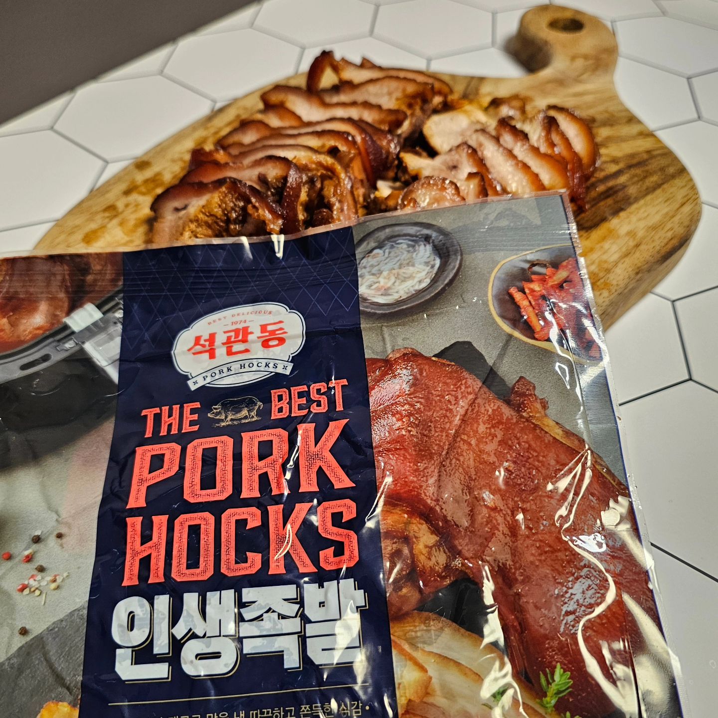 #협찬 #석관동인생족발

sukdduck_official

아이들과 제가 워낙 족발을 좋아해서
치킨 이상으로 자주 족발을 시켜먹다보니
궁금한 생각이 문득 들었어요!

족발은 식당방문 혹은 배달말고
집에서 편하게 즐길 수 없을까?

'석관동인생족발'을 접하며 궁금증이 해결되었네요!

'석관동인생족발'을 먹으며,
이게 정말 진공포장된 족발의 맛인가?
의심하지 않을 수 없었네요!

정말 맛있게 먹었습니다!
정말 강력 추천드리는 제품입니다!

석관동인생족발의 장점!

1. 집에서 간편하게 즐길 수 있는 족발! (냉동보관)
2. 식당 및 배달과 차이없는 깊은 족발의 맛!
3. 뼈가없는 순살족발로 남김없이 깔끔하게!
4. 간편한 조리 방법(중탕, 에어프라이기, 잔자렌지)

석관동인생족발 1팩(300g)은 전자렌지로 2분!

간편하게 전자렌지로 조리해도 딱딱해짐이
전혀없이 부드럽네요!

집에서 편하게 족발을 즐기고 싶을 때!
홈파티 메뉴로! 안성맞춤입니다!

#족발 #인생족발 #석관동떡볶이 #석관동인생족발 #족발맛집
#최강족발 #진공포장 #집에서즐기는족발 #간편족발
#전자렌지족발 #야식 #포장족발 #맛있는족발