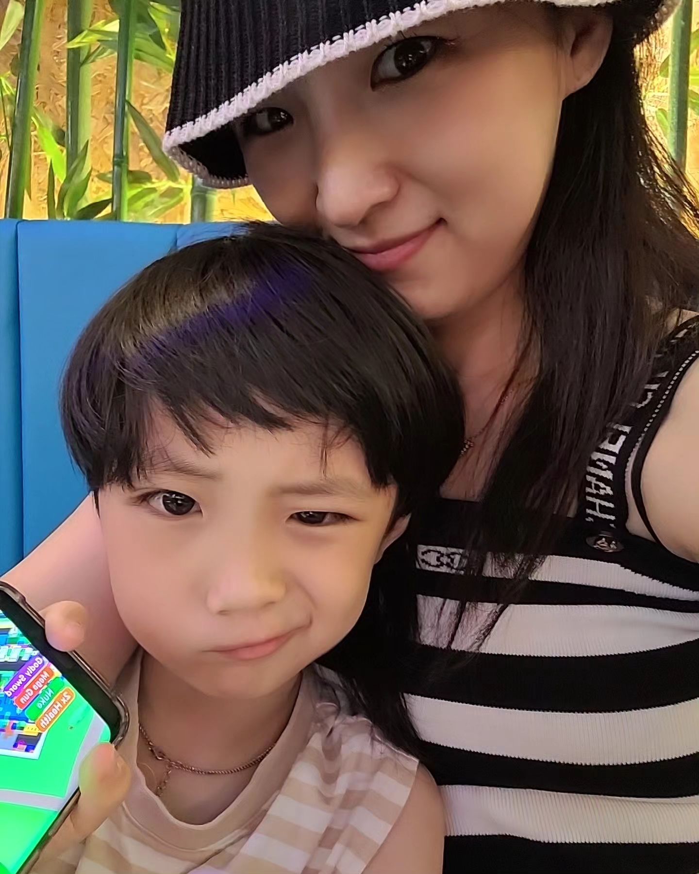 #여행의끝은먹방
작년부터 먹고싶었던 조개구이 #치즈가리비구이 
진심 배터지게 먹었넹!! 하이볼도 찐맛 #세인트호텔 근처 구경도 하고~~아들아 미안!! 엄만 어플없이 사진 못찍어ㅋㅋ
울아들은 그냥 카메라가 이쁜데말이징♡
#해물라면 맛있다며 가리비구이, 새우튀김에 올려먹는
울아들은 진심 매운거 좋아하는 7세형아♡
같이 사진찍기는 하늘에 별따기 만큼 어려운것!

#행복한세가족 #사랑둥이아들 #신랑고생했어 #해산물못먹는아저씨 #해물라면은먹네? #예민한식성
